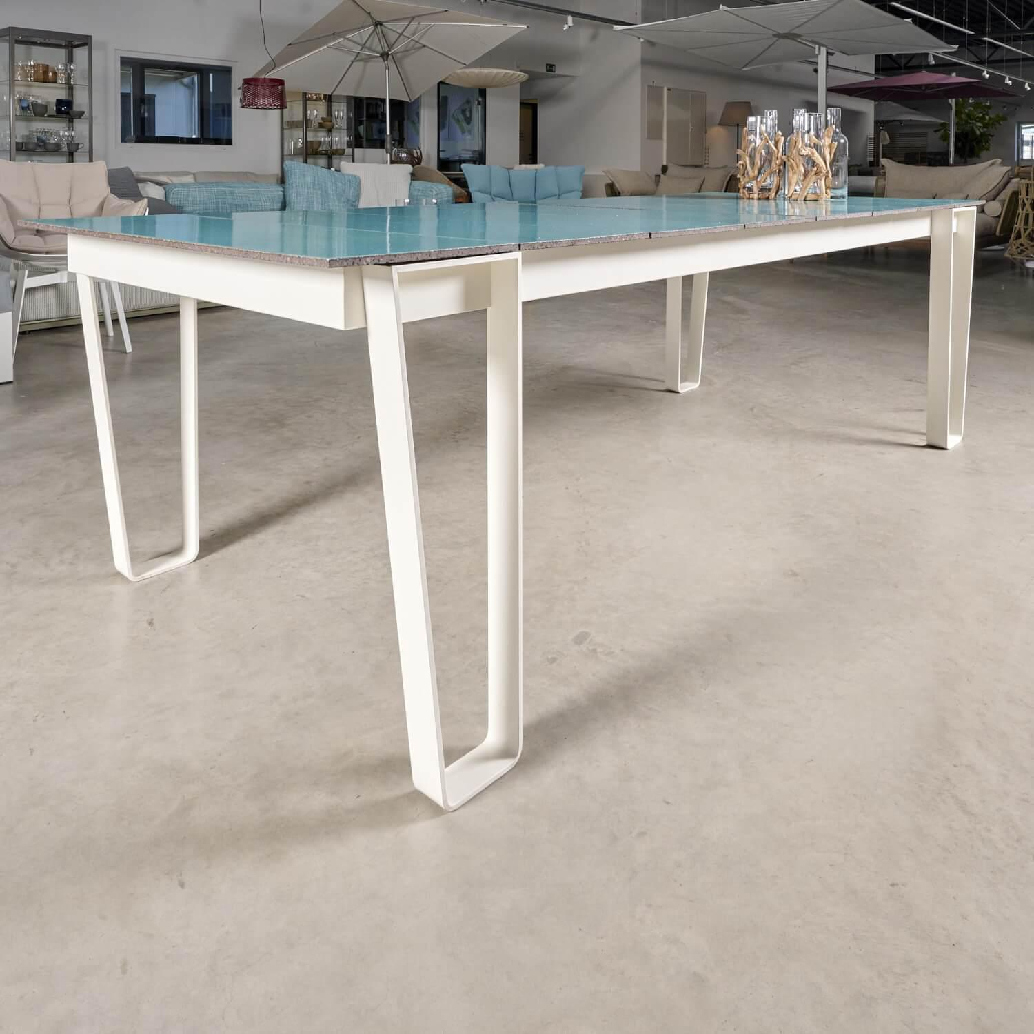 Tisch Inout 933 Platte Lavastein-Fliesen Türkis Gestell Stahl Weiß