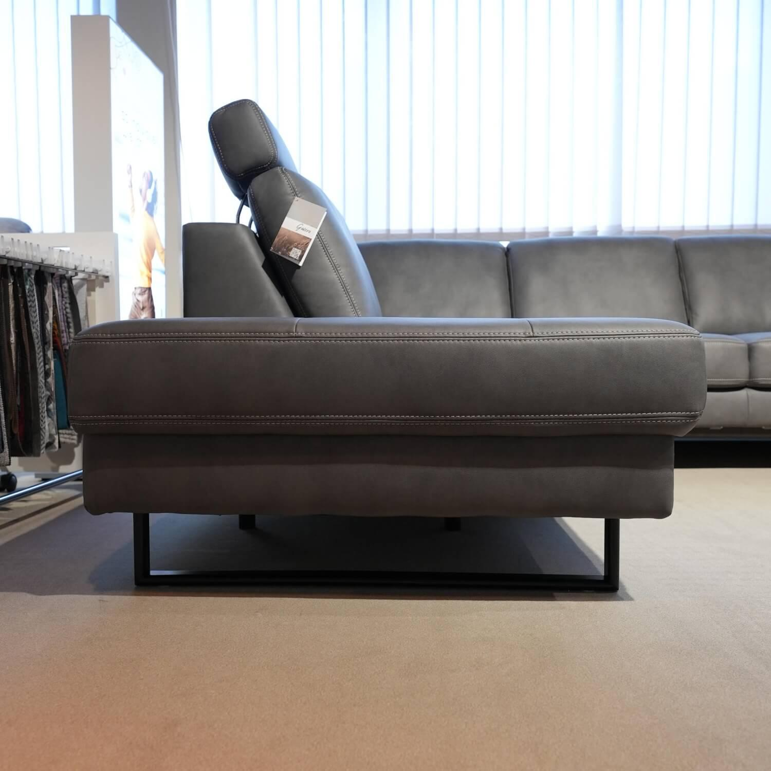 Zehdenick - Ecksofa Cassius Stoff Galero Slate Grau Kufe K001 Schwarz Mit Kopfstützen Und WallAway Funktion - 4