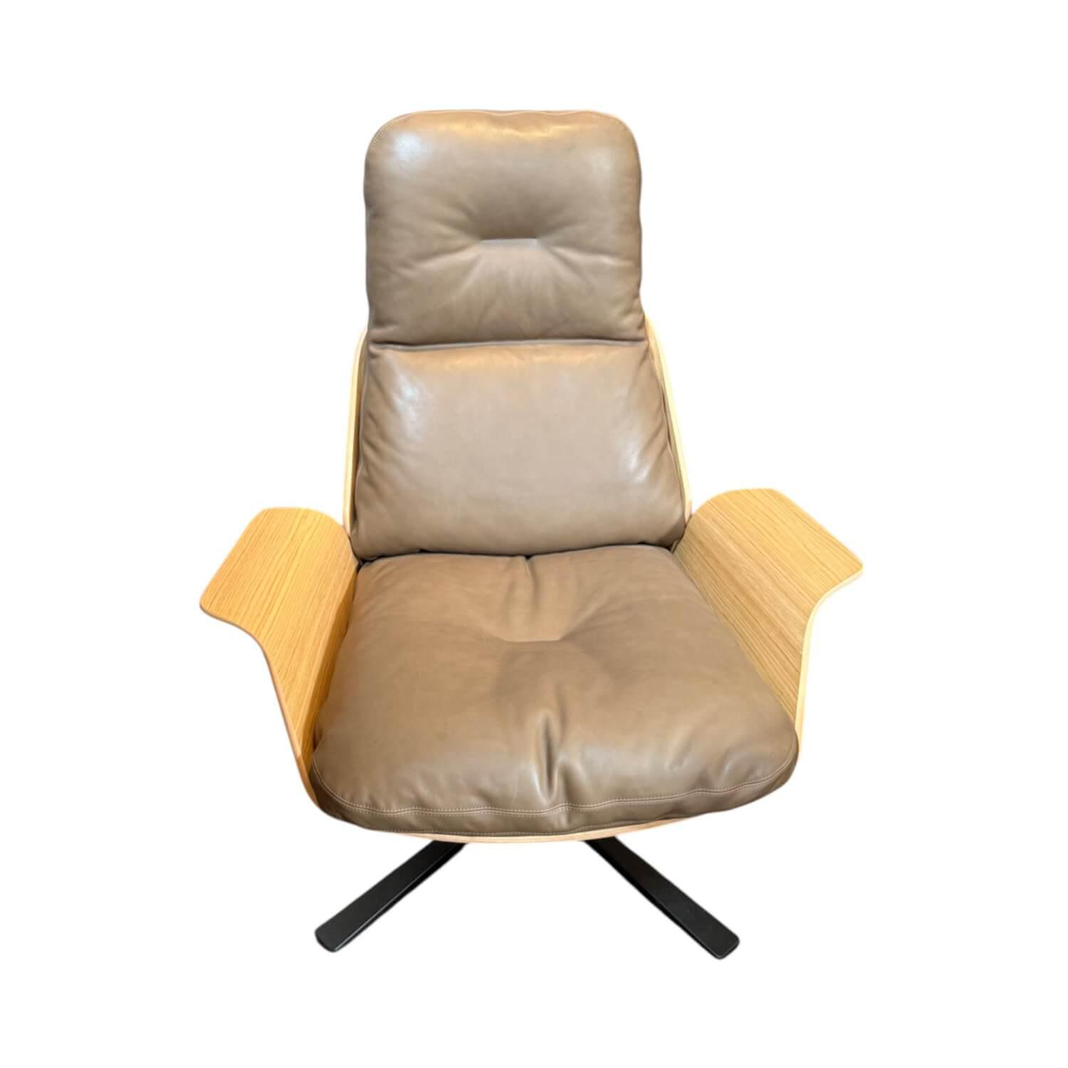 Prostoria - Sessel Rei Leder Pietra Divina 80 Umbra Beige Schale Eiche Natur Drehgestell Metall Schwarz Pulverbeschichtet Neigbar - 1