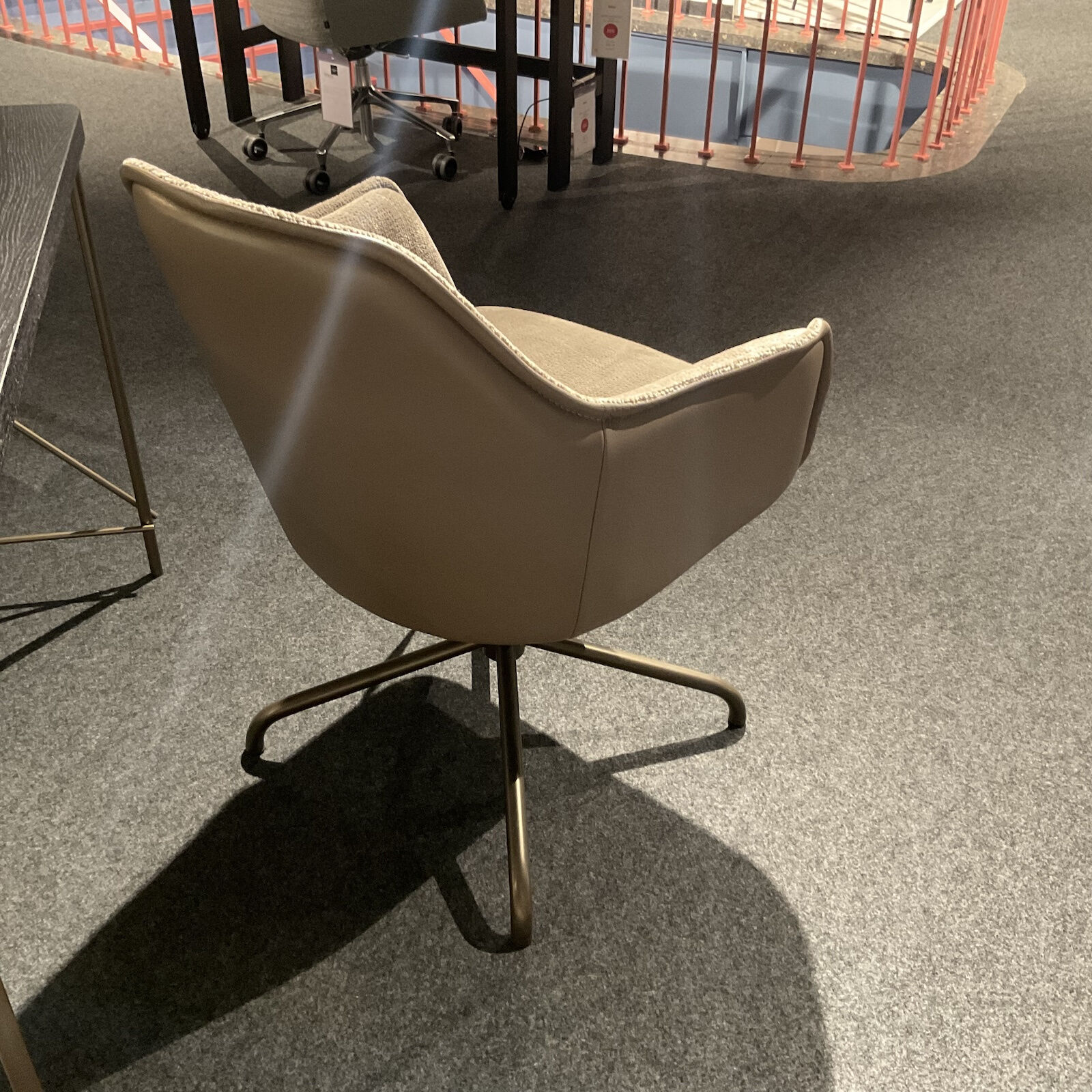 Christine Kröncke - Armlehnstuhl Sophie Moover Stoff Cozy 022 Taupe Beige Außen Leder Belsoave Stone Beige Drehgestell Rauchbraun - 4