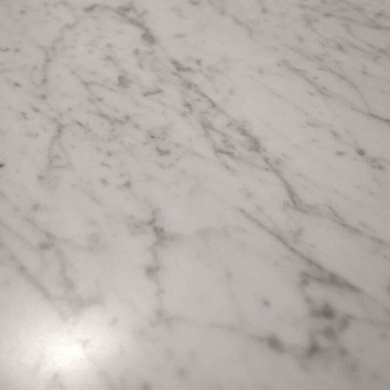 B&B Italia - Beistelltisch Mera Platte Marmor Carrara Weiß Gestell Metall Schwarz Verchromt - 2