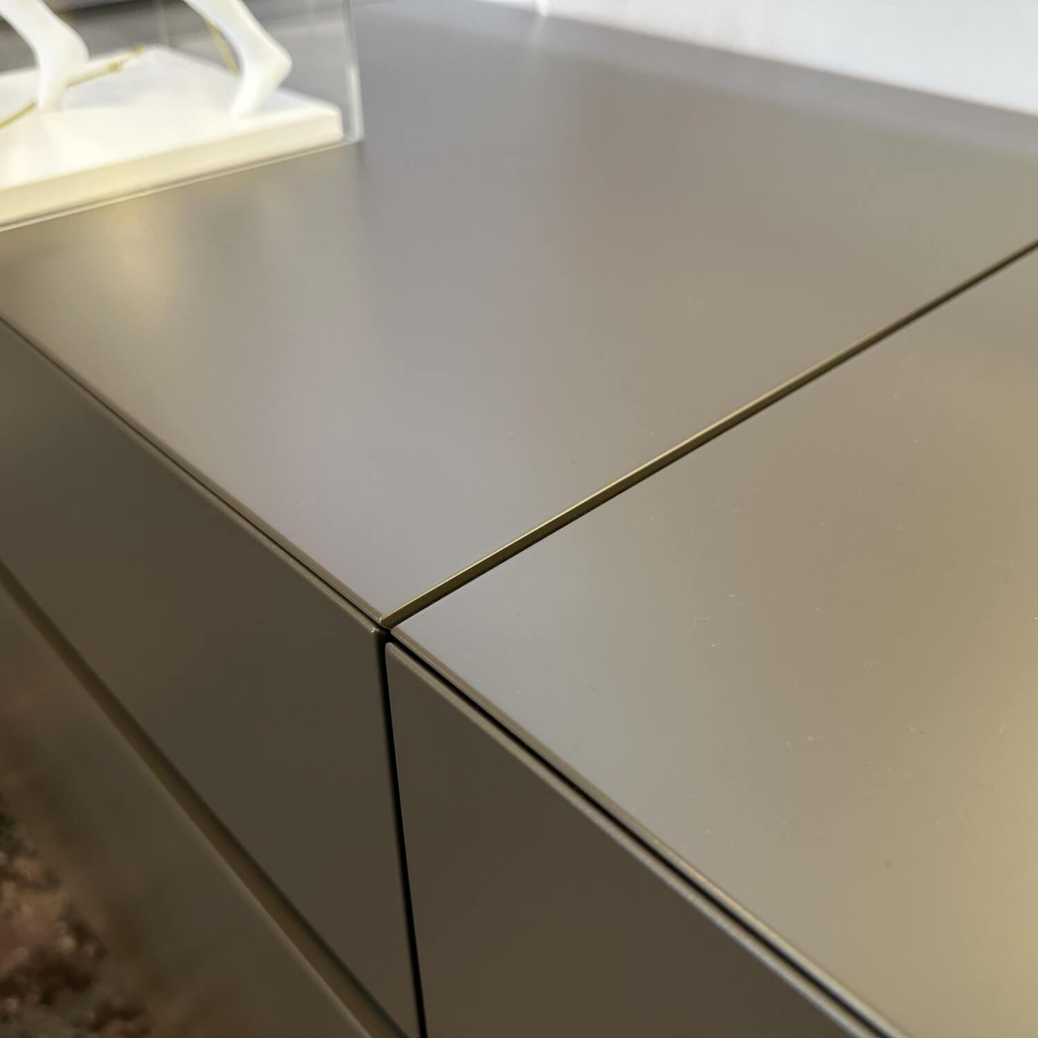 Christine Kröncke - Sideboard GAP Lack Terra Grau Braun Matt Mit Griffmodulen Chrom - 3