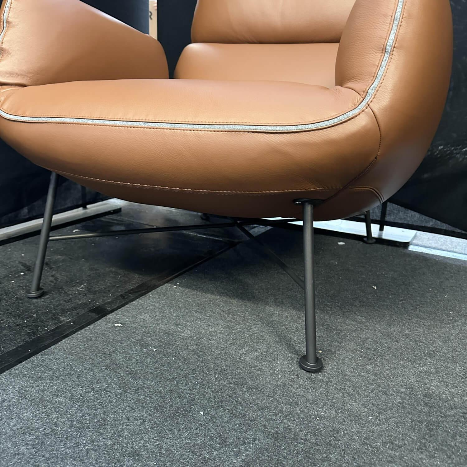 COR - Sessel Jalis Lounge Leder 249 Cognac Nahtband Mittelgrau Drahtgestell Schwarzbraun mit Hocker - 5