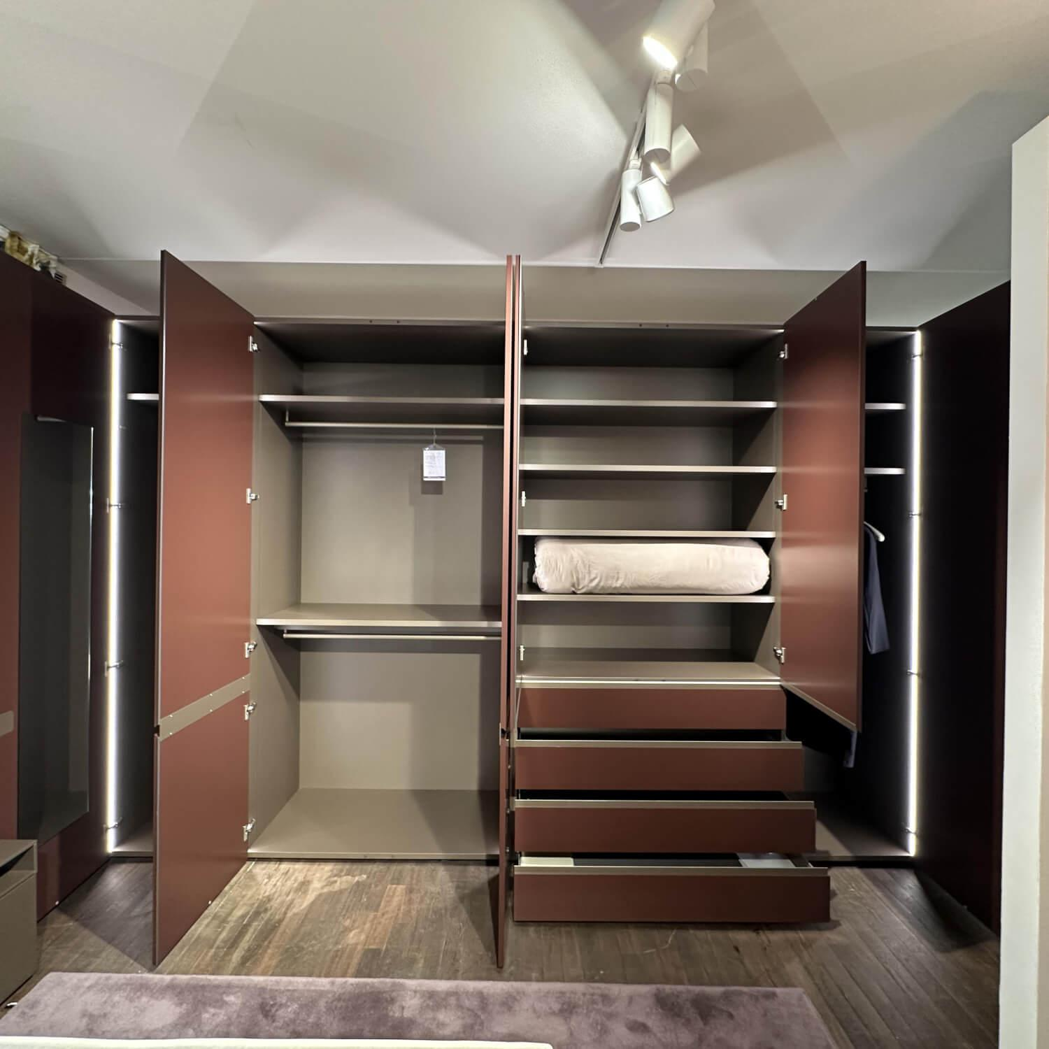 Interlübke - Kleiderschrank Collect Plus Außen Lack Matt Burgund M41 Rot Innen Lack Bronze Metallic M10 Inkl. Beleuchtung - 2