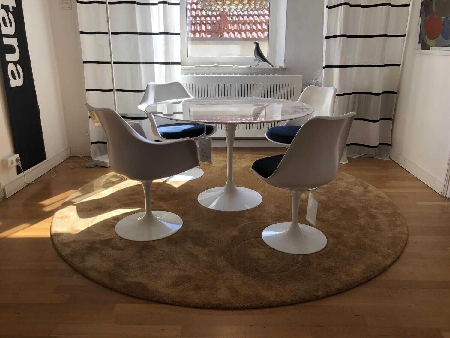 Knoll International - Essgruppe Saarinen Esstisch Marmor Arabescato Stühle ohne AL drehbar Bezug Stoff Black Tons 128 - 2