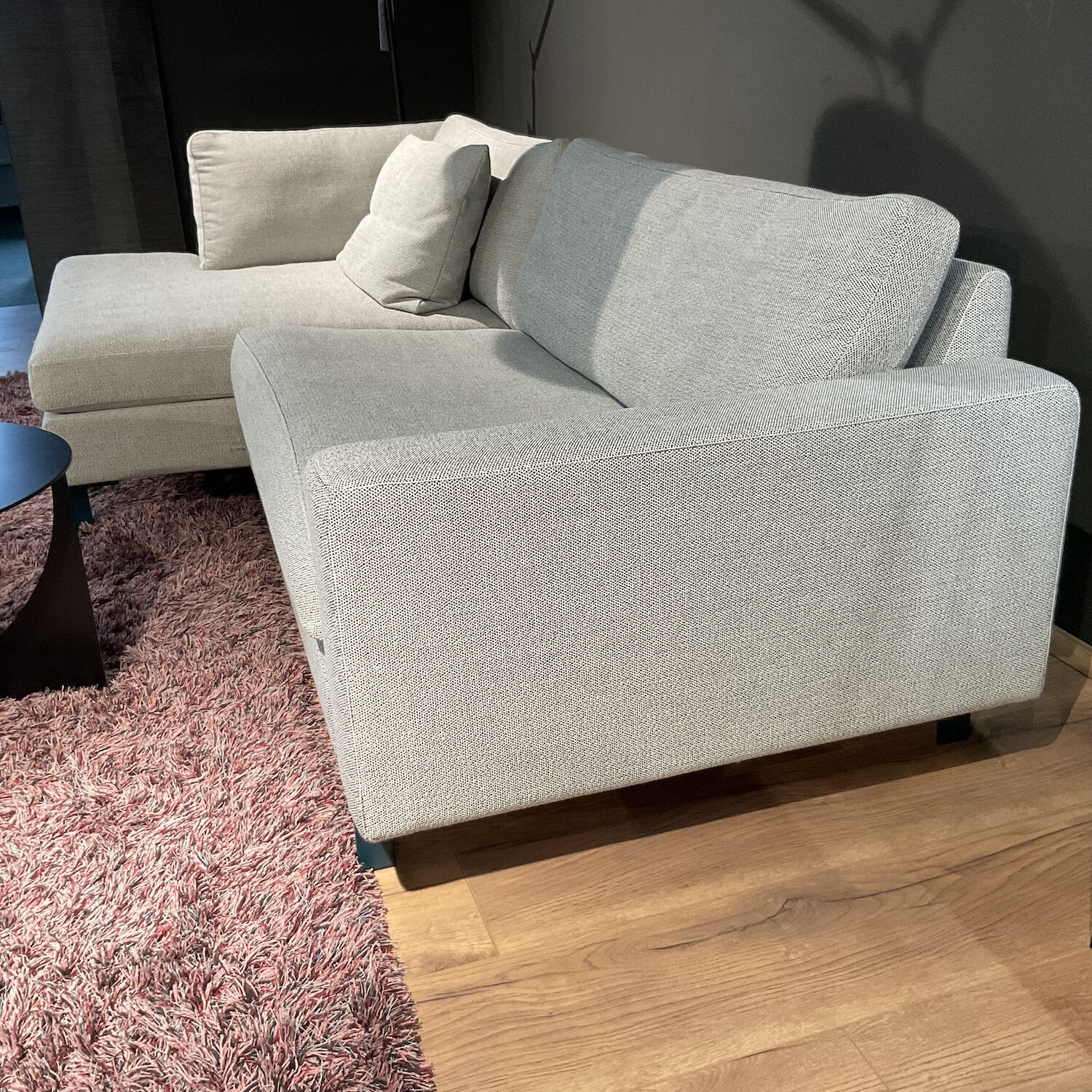 93870e1c447e4a5a9a158c06e21966c388544d79_Sofa_Conseta_aus_Stoff_in_Grau_024100429_007