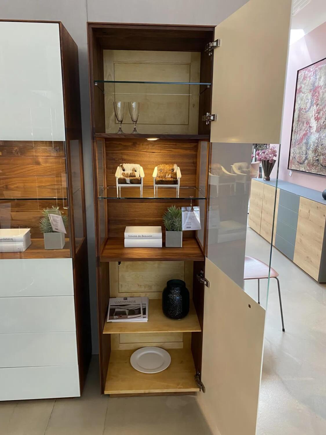 Scholtissek - 2er Set Vitrine Delano II Glas Optiwhite Weiß Glänzend Astiger Nussbaum Birke Natur Geölt Inklusive Beleuchtung - 2