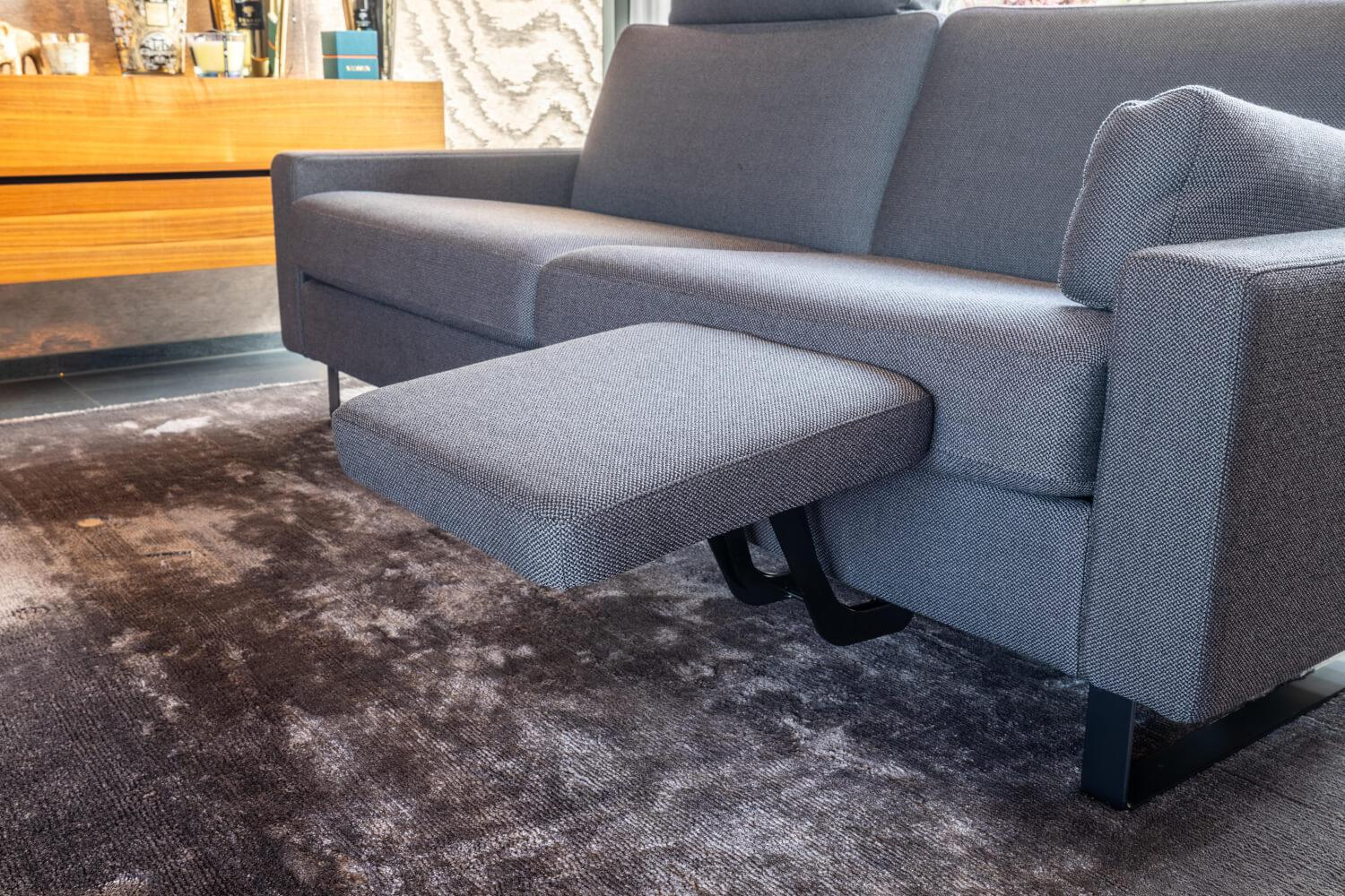 COR - Sofa Conseta Stoff 10068 Asphalt Grau Bodenfrei Metallkufen Schwarz Pulverbeschichtet Mit Armlehnen Und Kopfstütze - 9