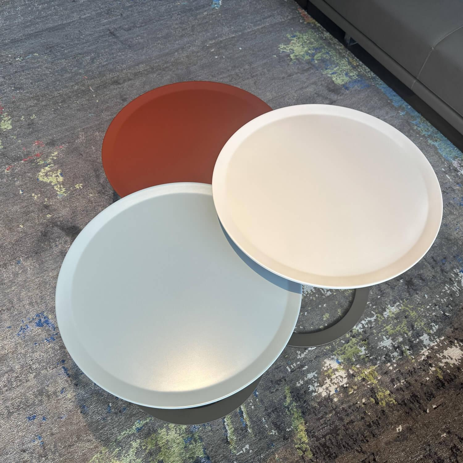 Christine Kröncke - 3er-Set Beistelltisch Trio Platte Lack High Hell Beige Medium Ocean Grau Low Maroon Braun Rot Metallgestell Bronze Look Schwarz - 6
