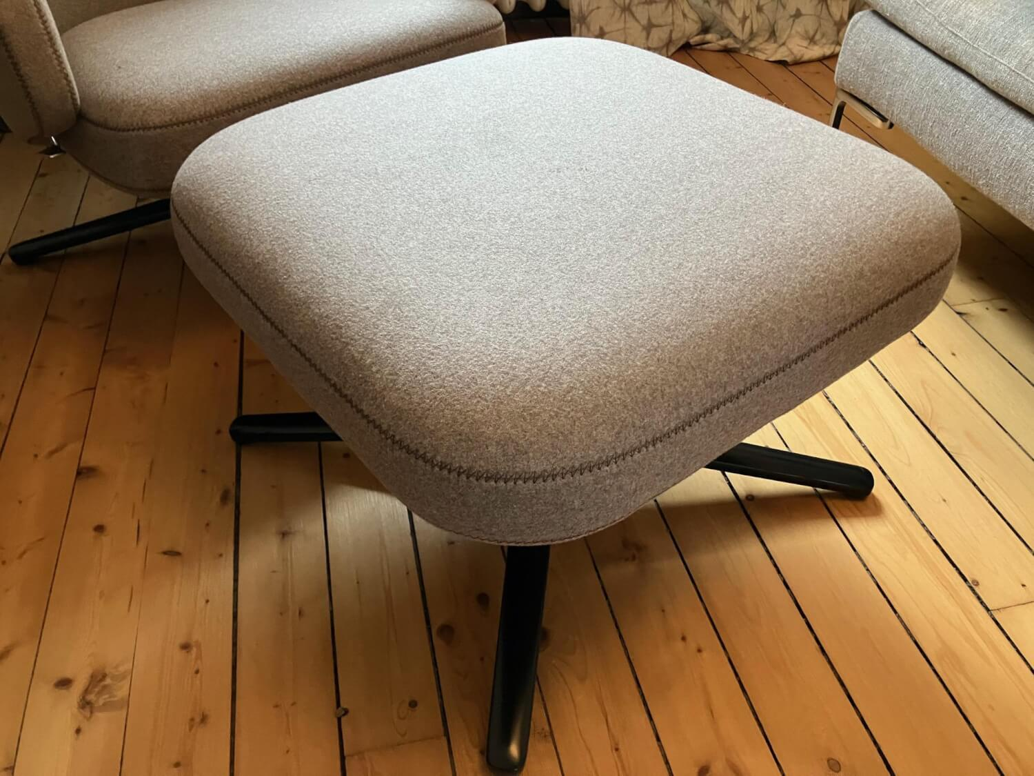 Vitra - Sessel Grand Repos Stoff Cosy 2 Fossil Grau Mit Kontrastnaht Gestell Aluminium Druckguss Basic Dark Schwarz Pulverbeschichtet Mit Ottoman - 3