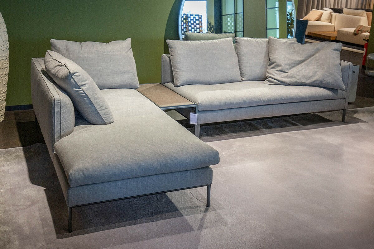 Molteni & C - Ecksofa Paul Stoff Katana Hellgrau Gestell Aluminiumdruckguss Mit Rutschfesten Kunststoffkappen Zinnfarbig Inklusive Beistelltisch Jan JTA08 Und Dekokissen - 2