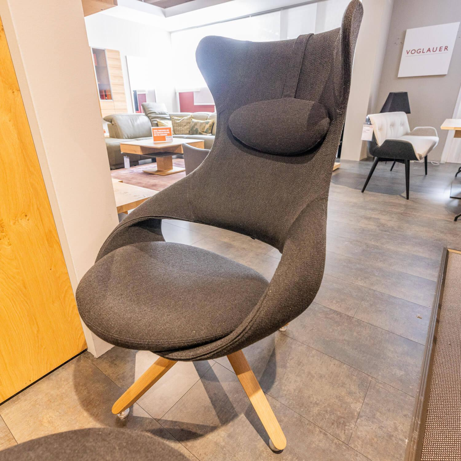 Voglauer - Ohrensessel V-Rock Living Bezug Stoff Curl Black CB Anthrazit Gestell Alteiche Rustiko Gebürstet Inklusive Hocker - 11