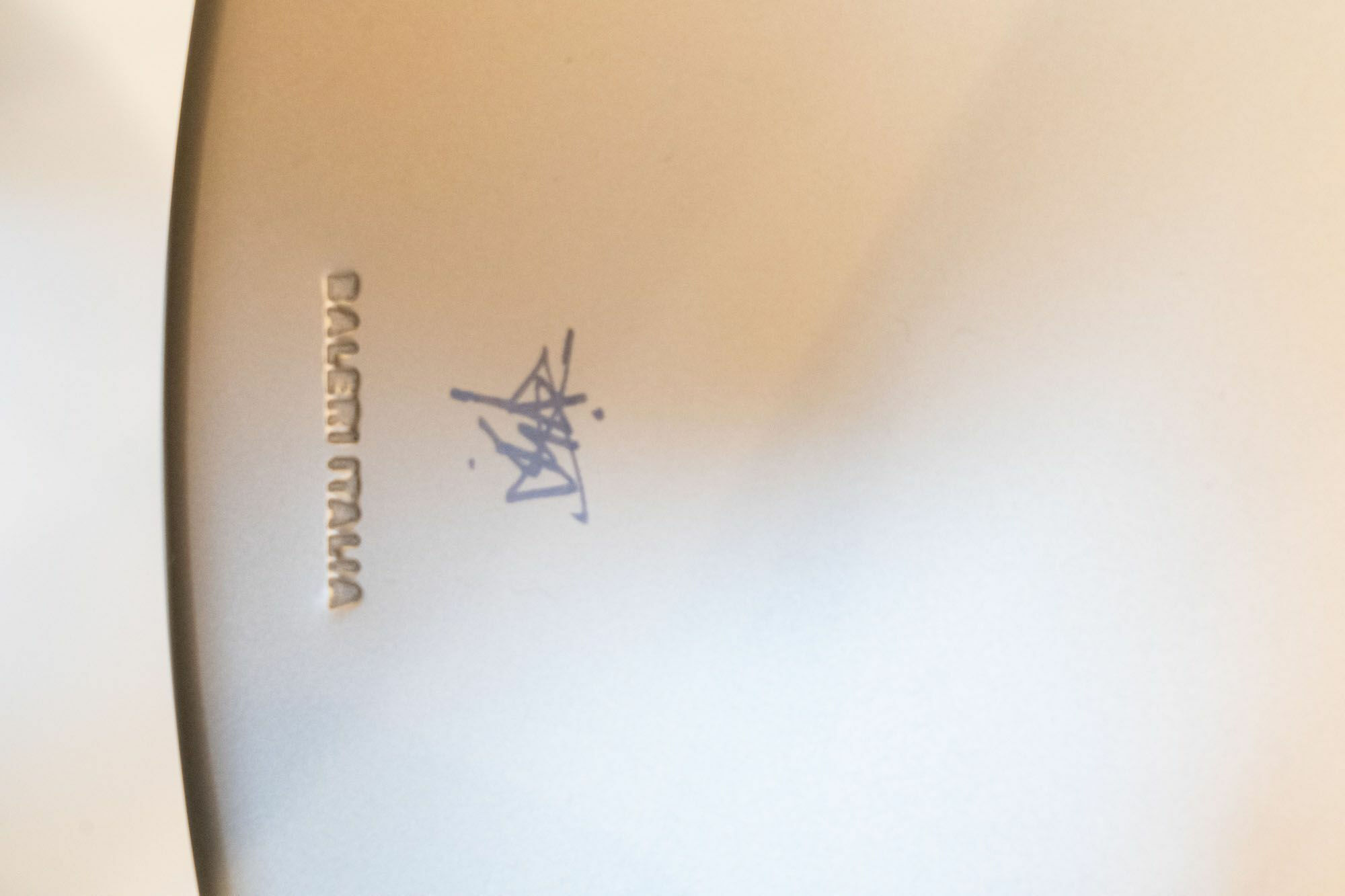 Stuhl Juliette HW 601 Stahlblech Champagnergold mit eingravierter Unterschrift des Designers