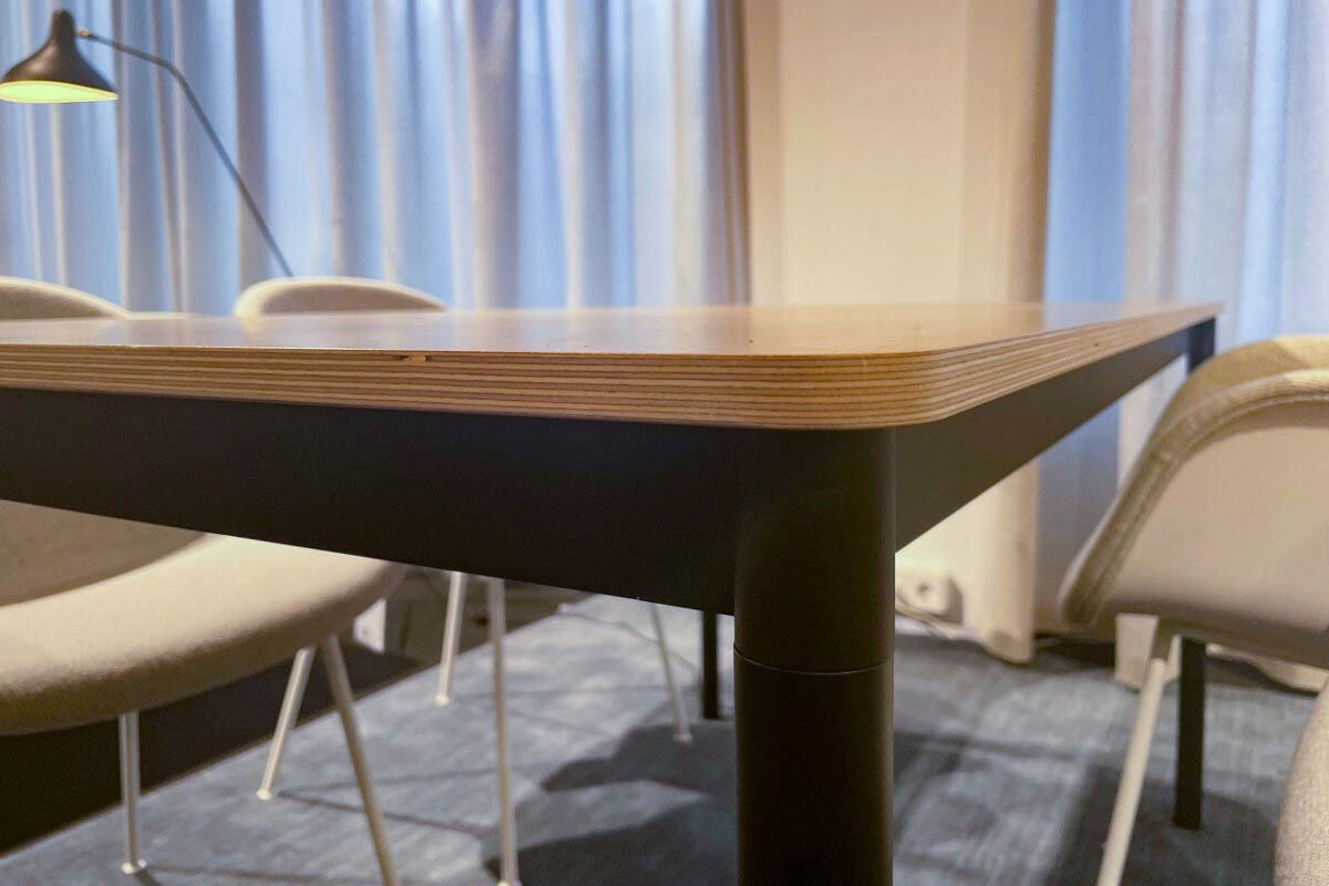 Muuto - Esstisch Base Table Schichtholzplatte Eiche Furniert Klarlack Gestell Aluminium Schwarz Pulverbeschichtet - 4