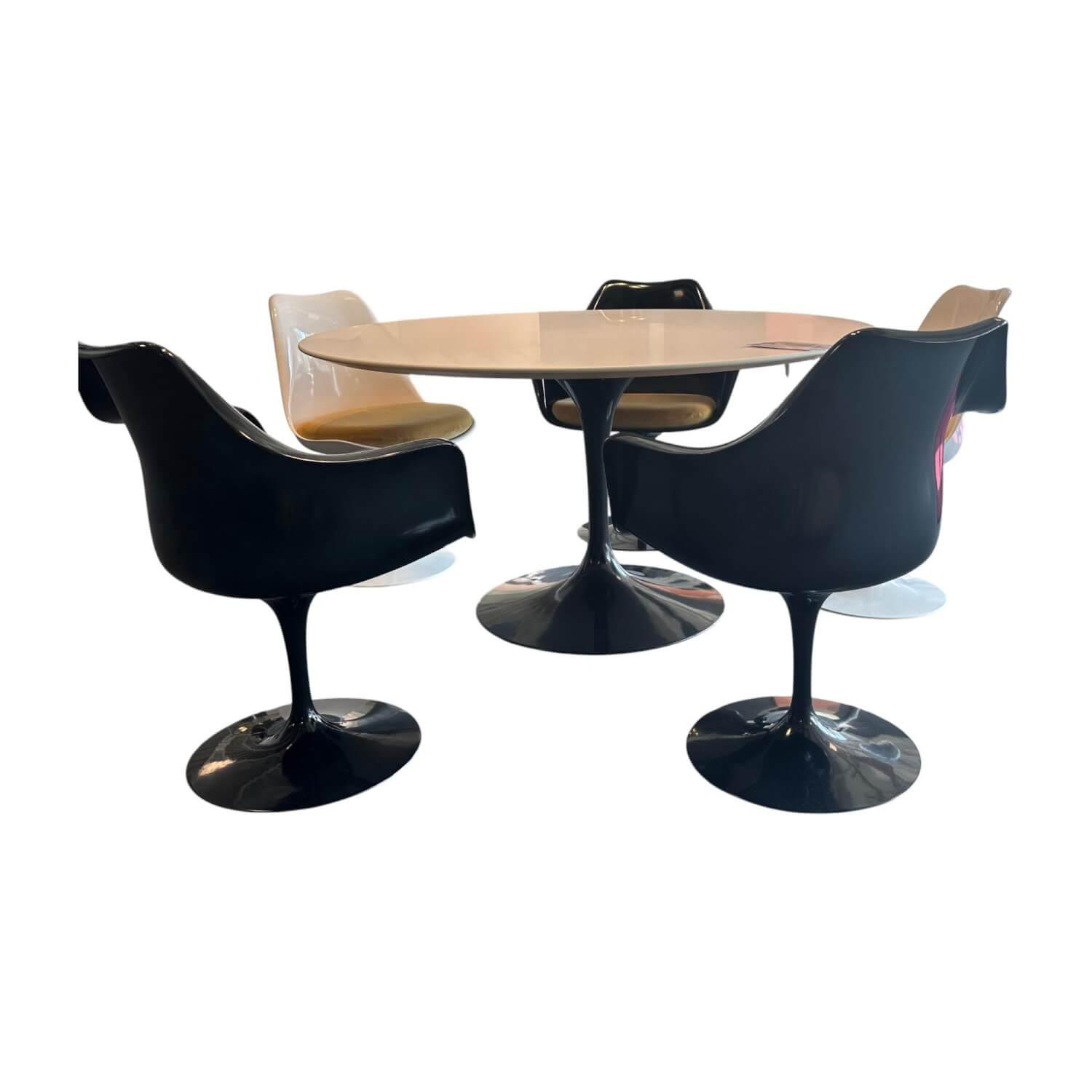 Knoll International - Essgruppe Saarinen Tisch Platte Fenix Weiß Fuß Schwarz Stuhl Tulip Fenix Schwarz Und Weiß Stoff Eva 154 Gold - 1
