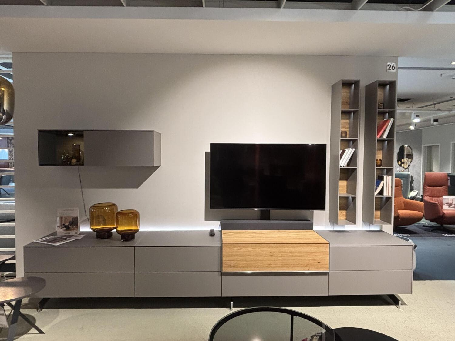 Musterring - Anbauwand Q Media 2.0 Glas Fango Satinato Grau Absetzung Eiche Massiv Gestell Chrom Gebürstet Mit Beleuchtung - 3