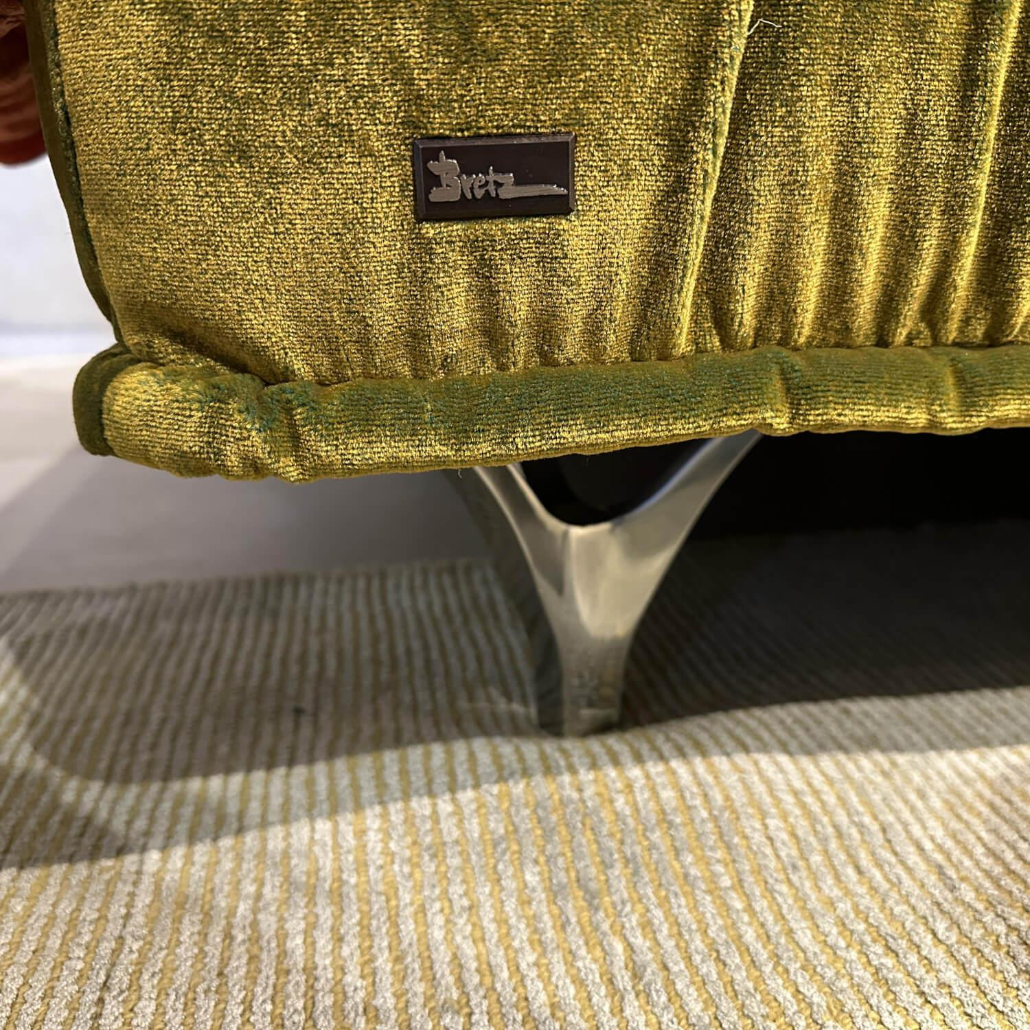 Bretz - Ecksofa Ohlinda Stoff 66 8438 Velours Midsummer Oliv Grün Lilienfuß Aluminium Poliert Silberfarben Inklusive Nierenkisse - 6