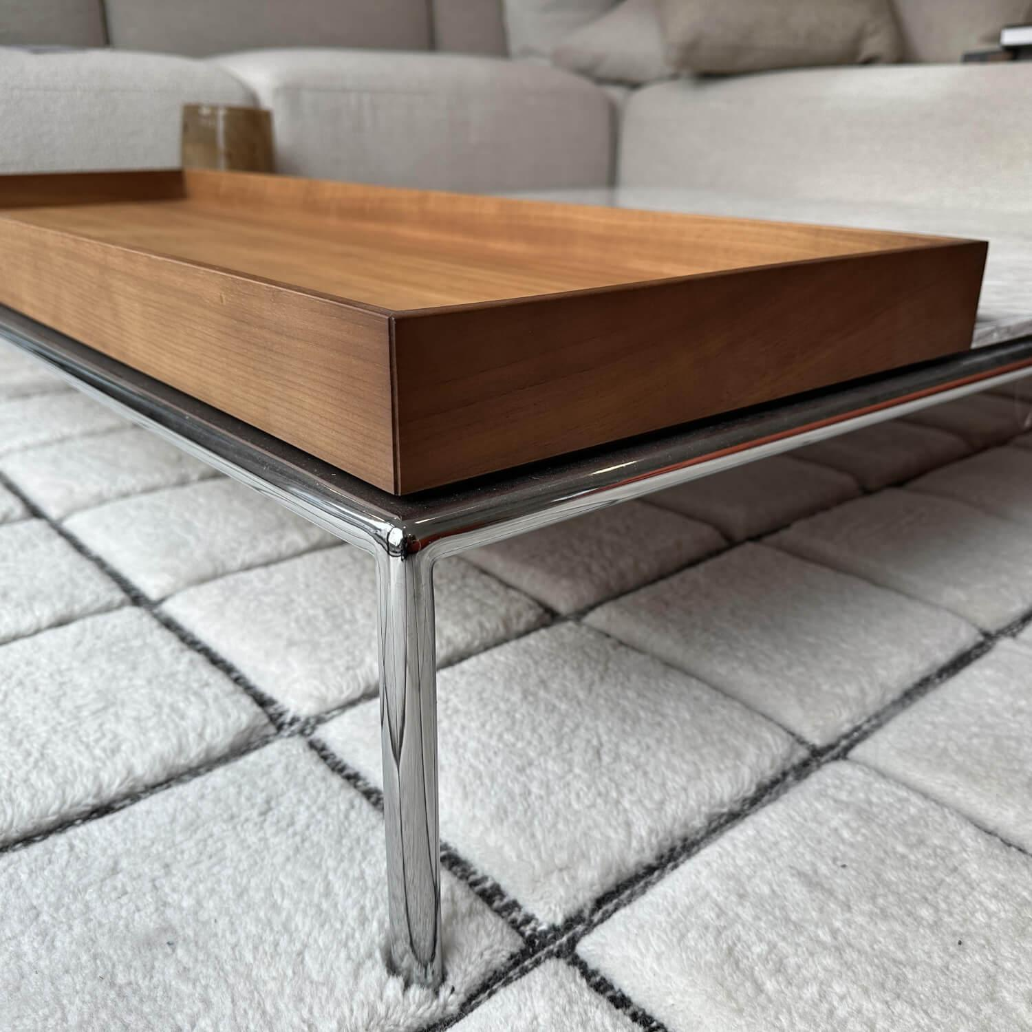 Cassina - Couchtisch Mex Hi Platte Marmor Mianco Carrara Beige Gestell Metall Verchromt Inklusive Tablett Amerikanischer Nussbaum - 2