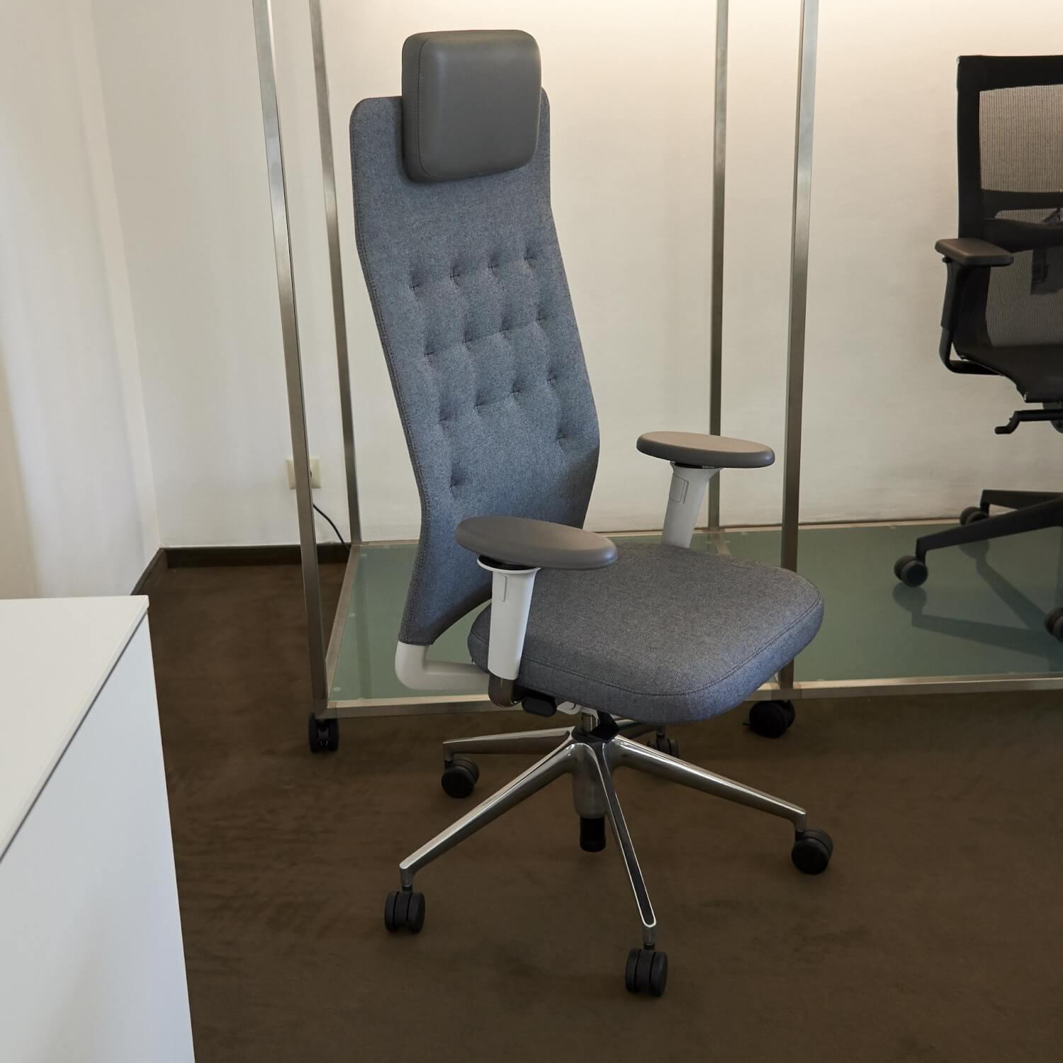 Vitra - Bürostuhl ID Trim L Bezug Stoff Plano Eisengrau Braun Rahmen Basic Dark Fünfsternfuß Aluminium Poliert Mit Rollen Inklusive Kopfstütze Bezug Leder Farbe Dimegrey Grau - 8