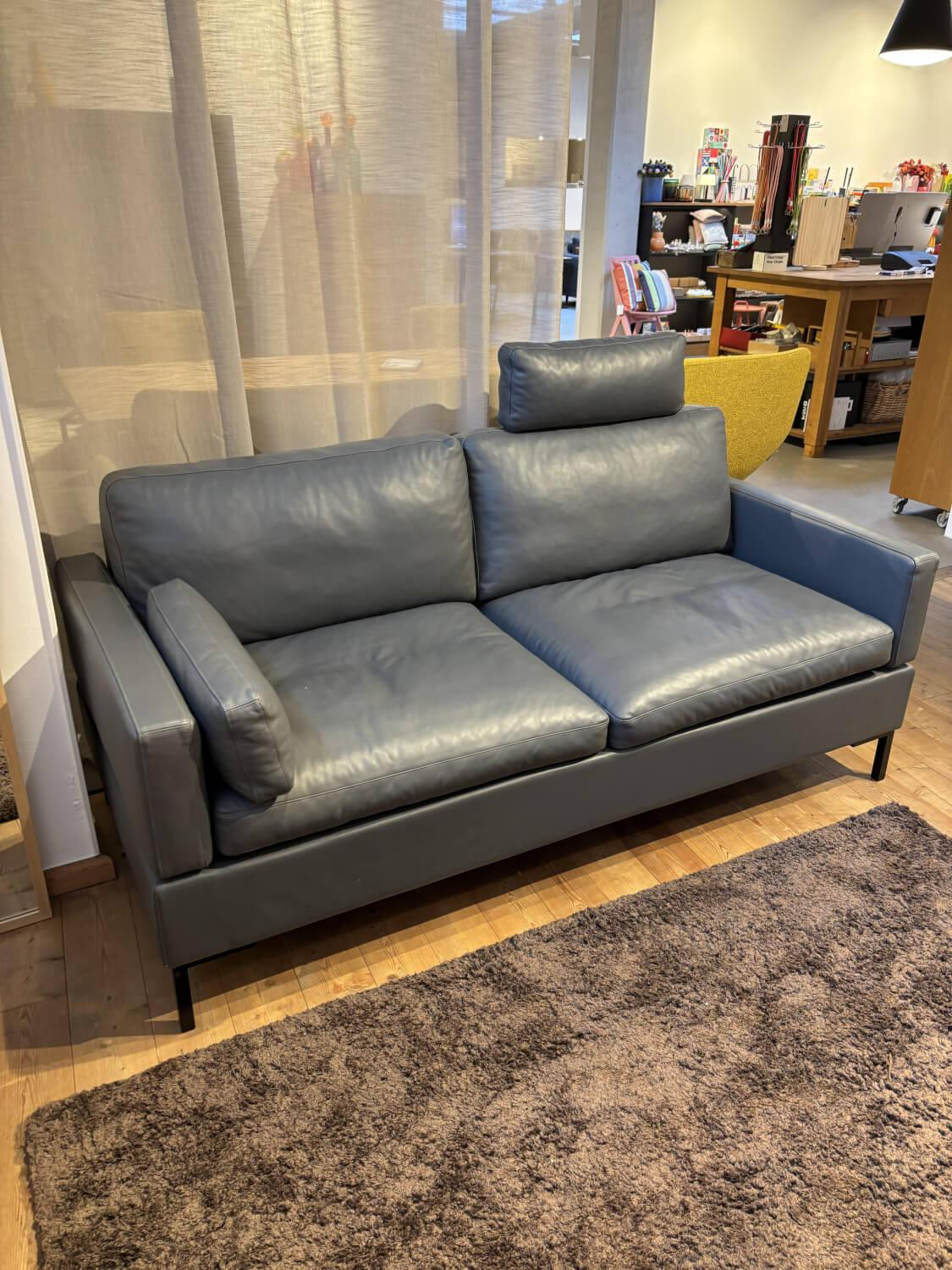 Brühl - Sofa Alba 2,5-Sitzer Leder Lama 95 Grau Winkelfuß Schwarz mit 2 Kissen - 5