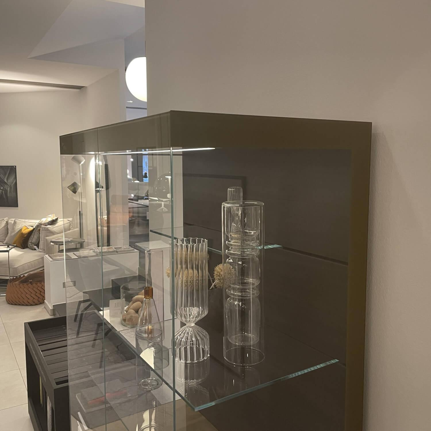 Interlübke - Vitrine Just Cube Light mit Beleuchtung Korpus Lack Rückwand Eucalyptus 5 Glasböden und Abdeckplatte - 11