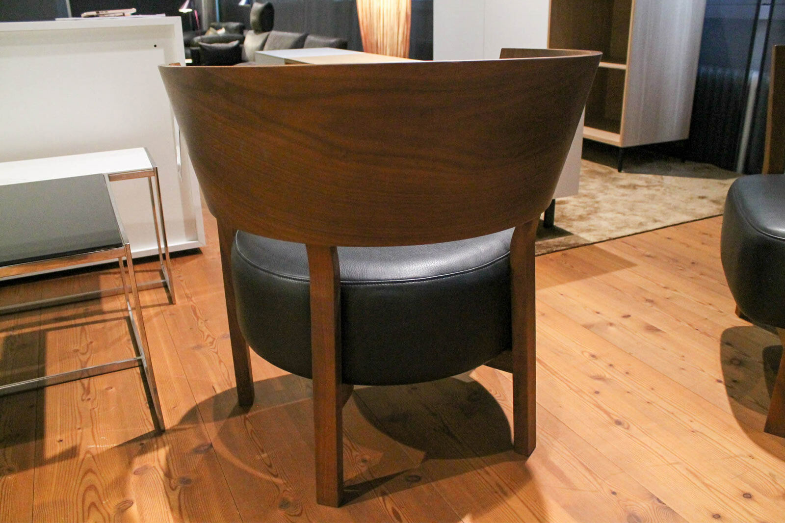 Conde House - Sessel Tosai Leder L3 Schwarz Gestell Nussbaum - 4