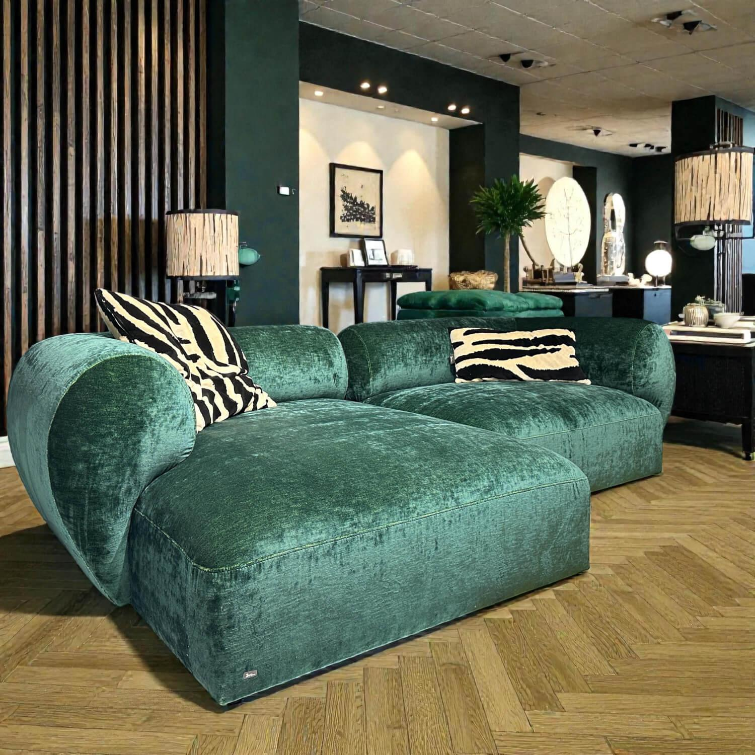 Bretz - Ecksofa Tharuun Stoff 67 7137 Velours Emerald Grün Füße Gleiter Schwarz Inklusive Kissen - 2