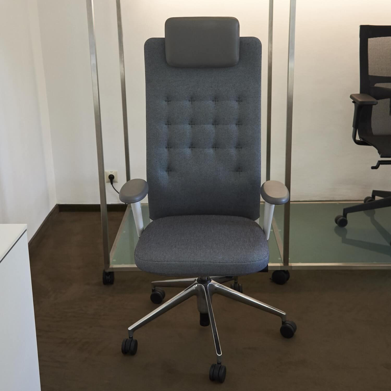 Vitra - Bürostuhl ID Trim L Bezug Stoff Plano Eisengrau Braun Rahmen Basic Dark Fünfsternfuß Aluminium Poliert Mit Rollen Inklusive Kopfstütze Bezug Leder Farbe Dimegrey Grau - 9