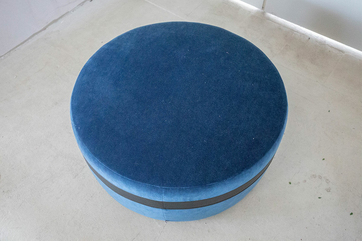 Jori - Hocker Macaron Stoff C0058 Vittoria Petrol Blau Zierband Leder Liparo Schwarz Untergestell Lenkrollen - 2