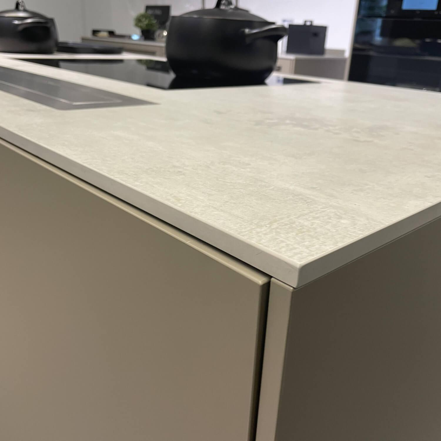 Siematic - Küche Urban SC 45 Front SimiLaque Muskat Samtmatt Beige Grau Absetzung Holzdekor Larix Terra Dunkelbraun Arbeitsplatte Keramik Betonoptik Grau Inklusive Elektrogeräte - 9