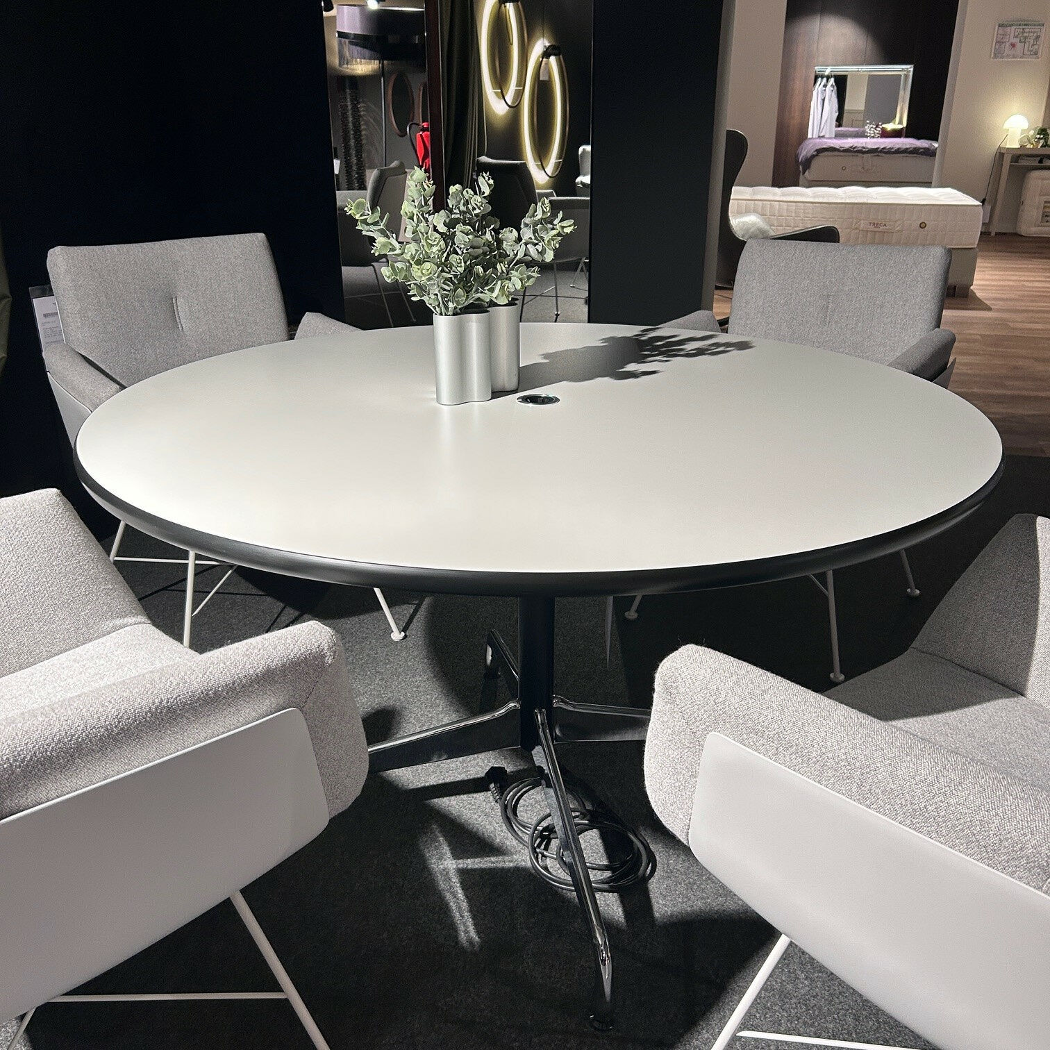 Vitra - Besprechungstisch Eames Segmented Table Platte HPL 12 Weiß Gestell Glanzchrom Mit Steckdose - 8