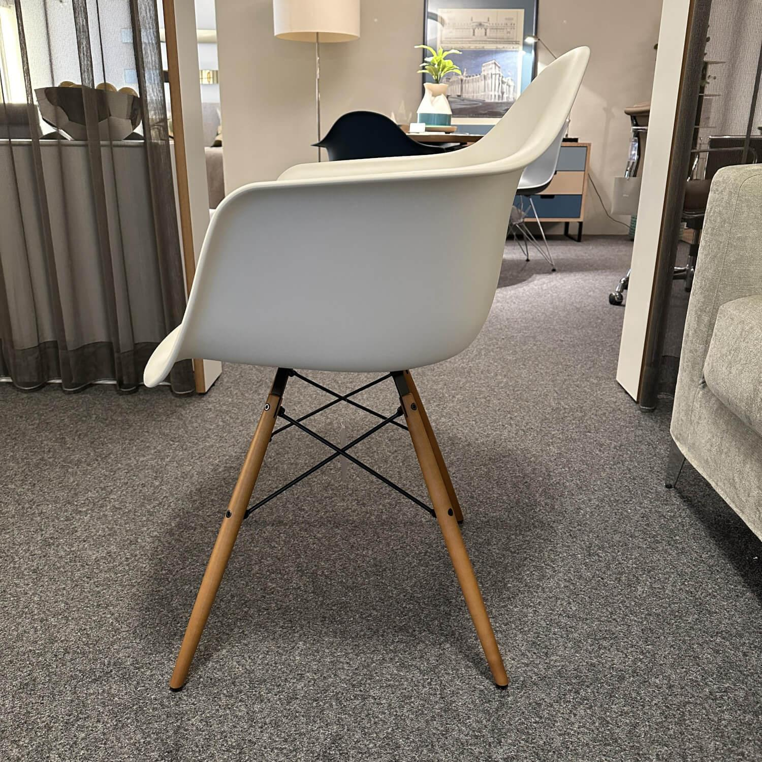 Stuhl Eames Plastic Chair Weiße Schale Ahorn Gestell Braun Mit Armlehnen