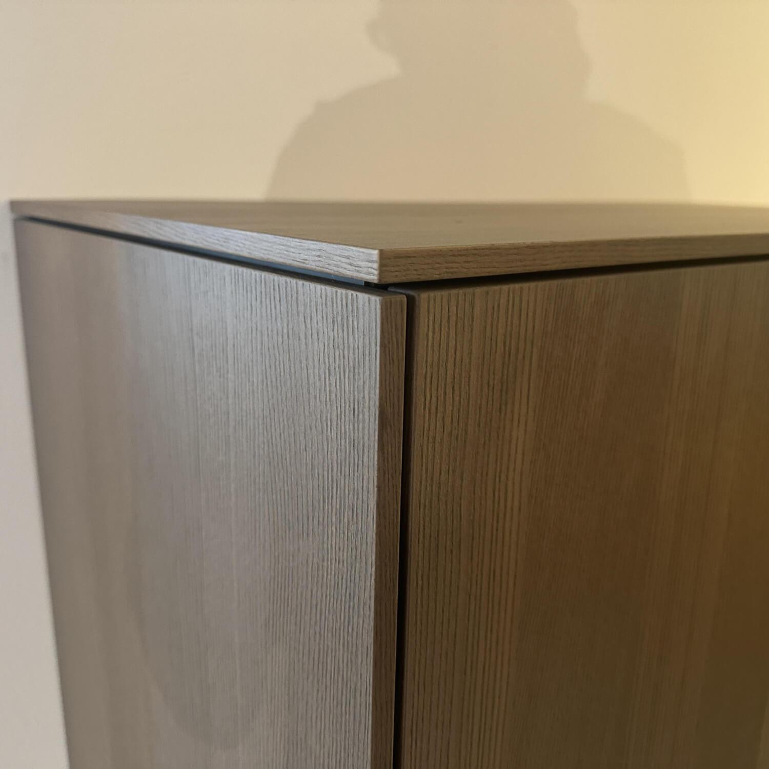 Interlübke - Kommode Cube Fine Esche Quarz Korpus Mattlack M81 Bahia Matt Grün Griff Leder Schwarz Mit Keder - 4