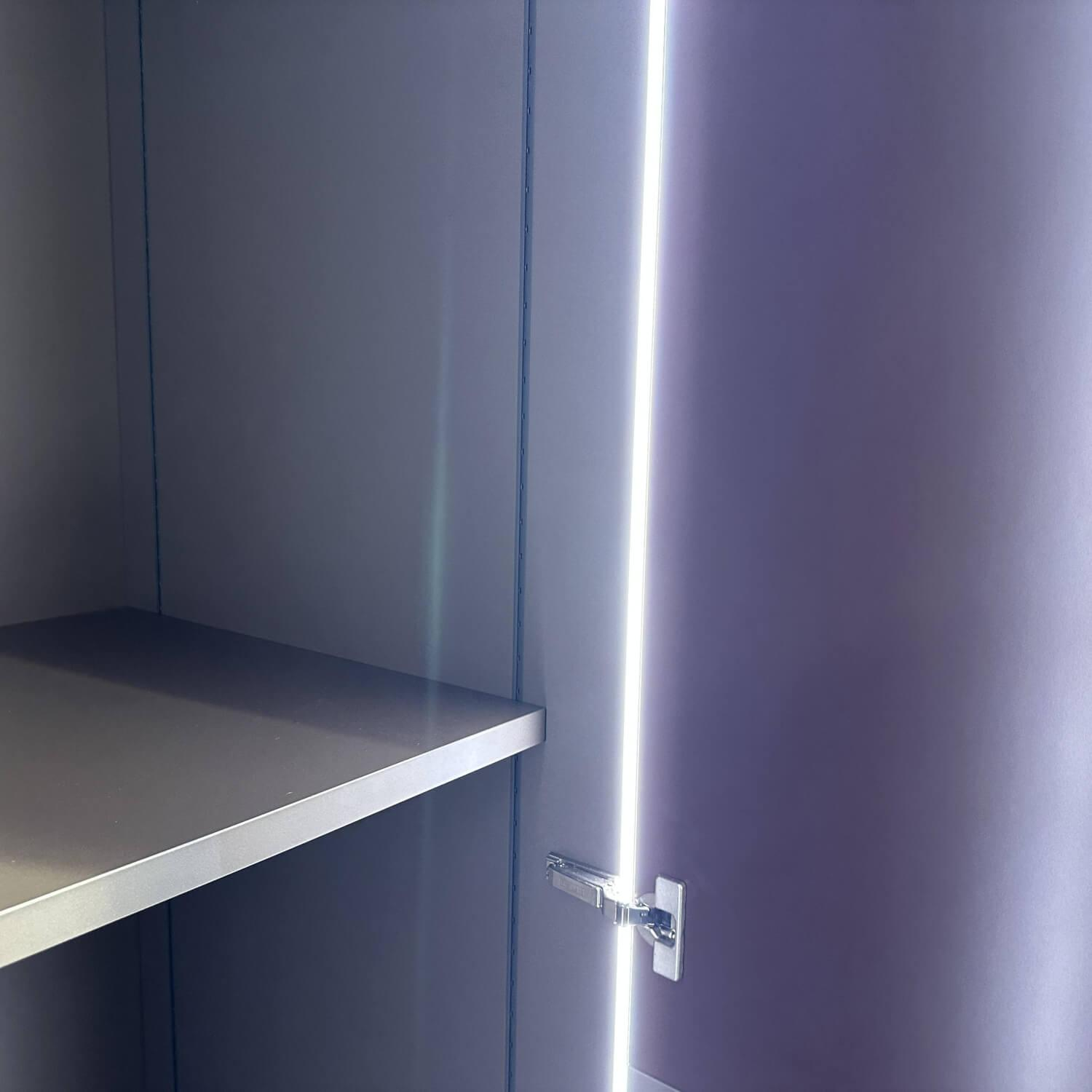 Interlübke - Kleiderschrank Collect Plus Außen Lack Matt Burgund M41 Rot Innen Lack Bronze Metallic M10 Inkl. Beleuchtung - 7