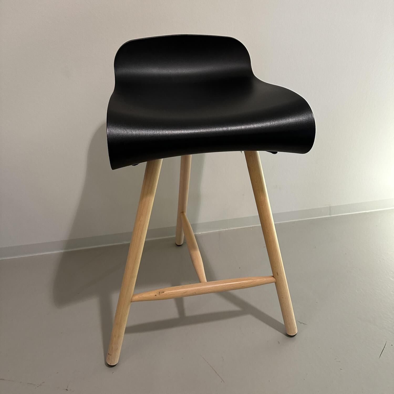 Kristalia - Barhocker BNC Sitzschale Polyurethan Schwarz Beine Buchenholz Natur Lackiert - 3