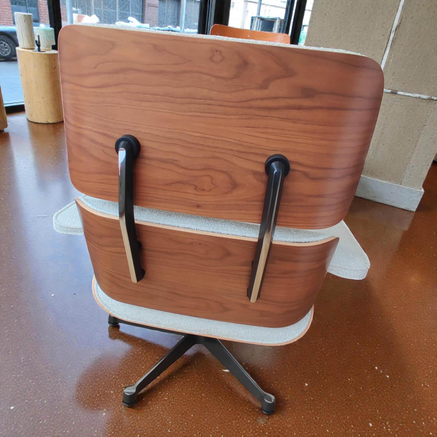 Vitra - Sessel Lounge Chair 11443 Stoff Nubia Creme Sand Beige Schale Nussbaum Schwarz Pigmentiert Untergestell Poliert Seiten Schwarz Mit Hocker - 4