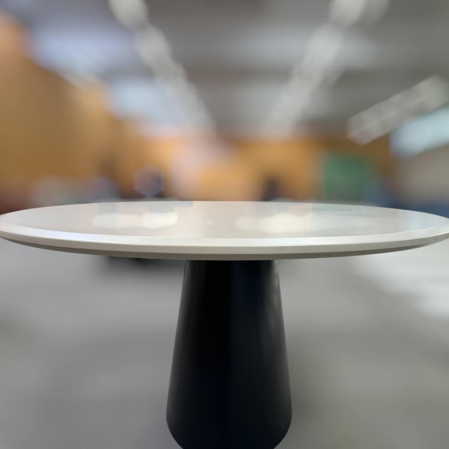 COR - Esstisch Conic Oval Platte MDF Lack NCS S20 05 Y40 Beige Gestell Mineralstein Schwarz Lackiert - 3