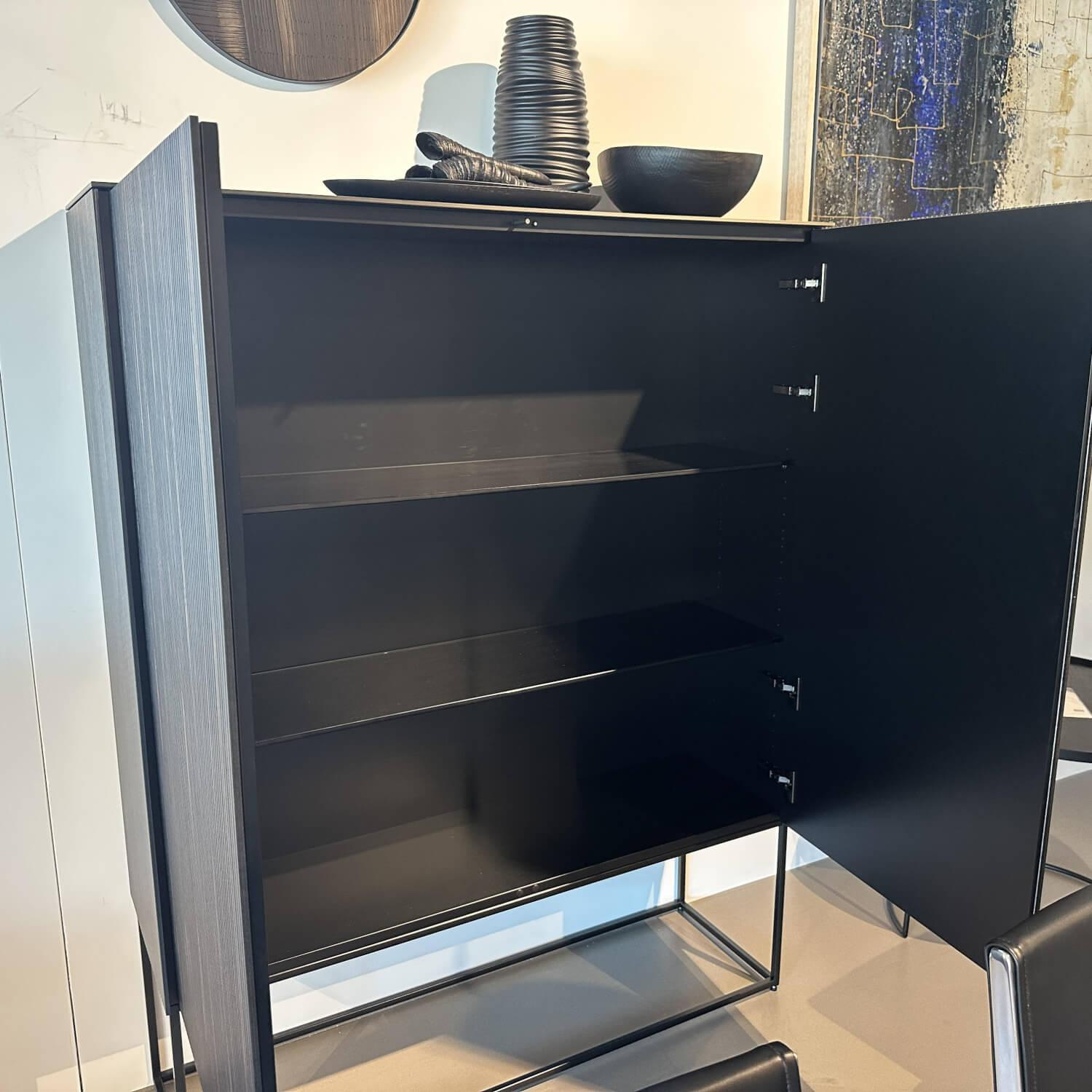 Kettnaker - Highboard Soma Front Relief Maron Braun Korpus Lack Schwarz Abdeckplatte Fenix Schwarz Gestell Schwarz - 4