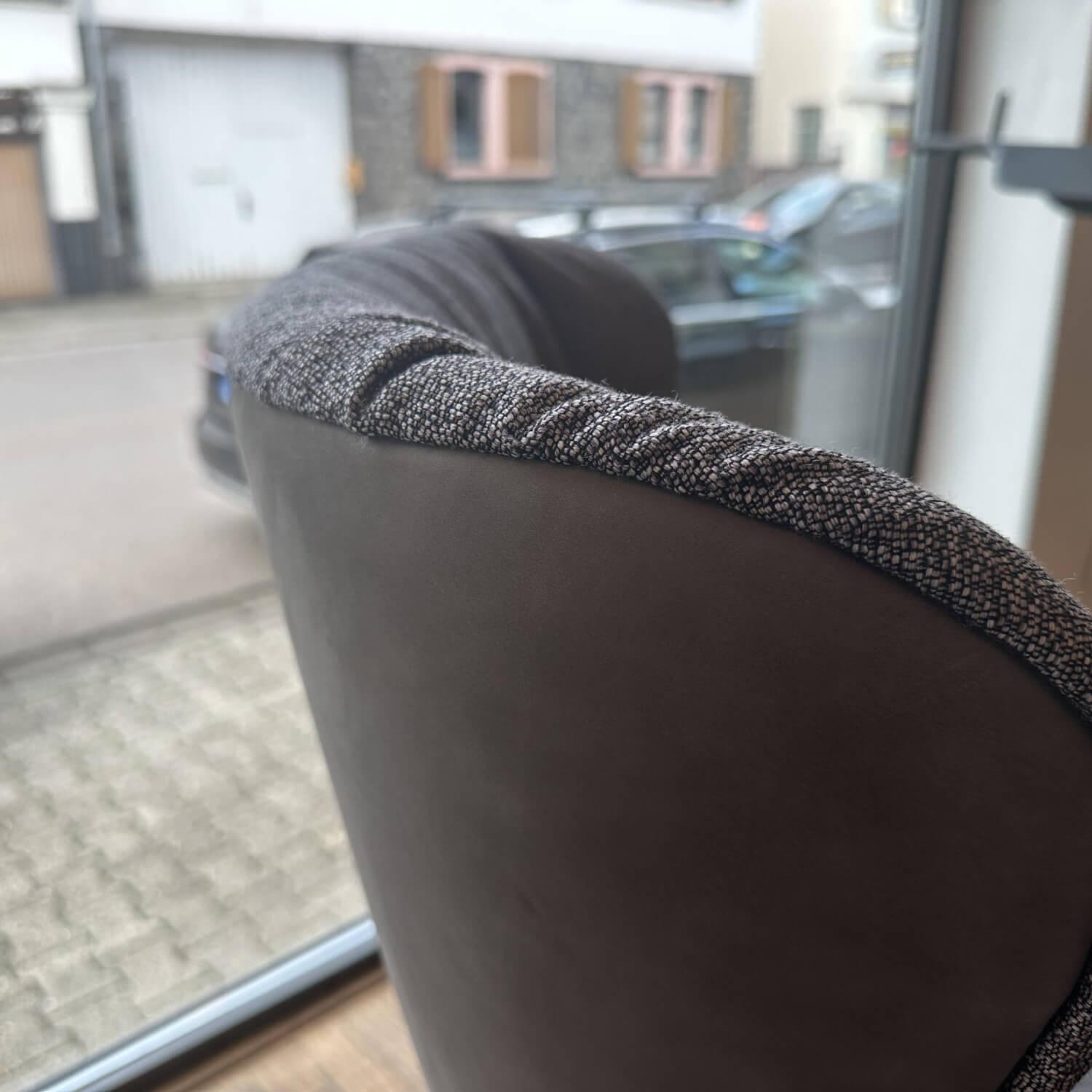 Freifrau - Sessel Leya Wingback Chair Innen Stoff Shake Walnut Braun Grau Außen Leder Muscat Carbon Braun Grau Mit Hocker - 2