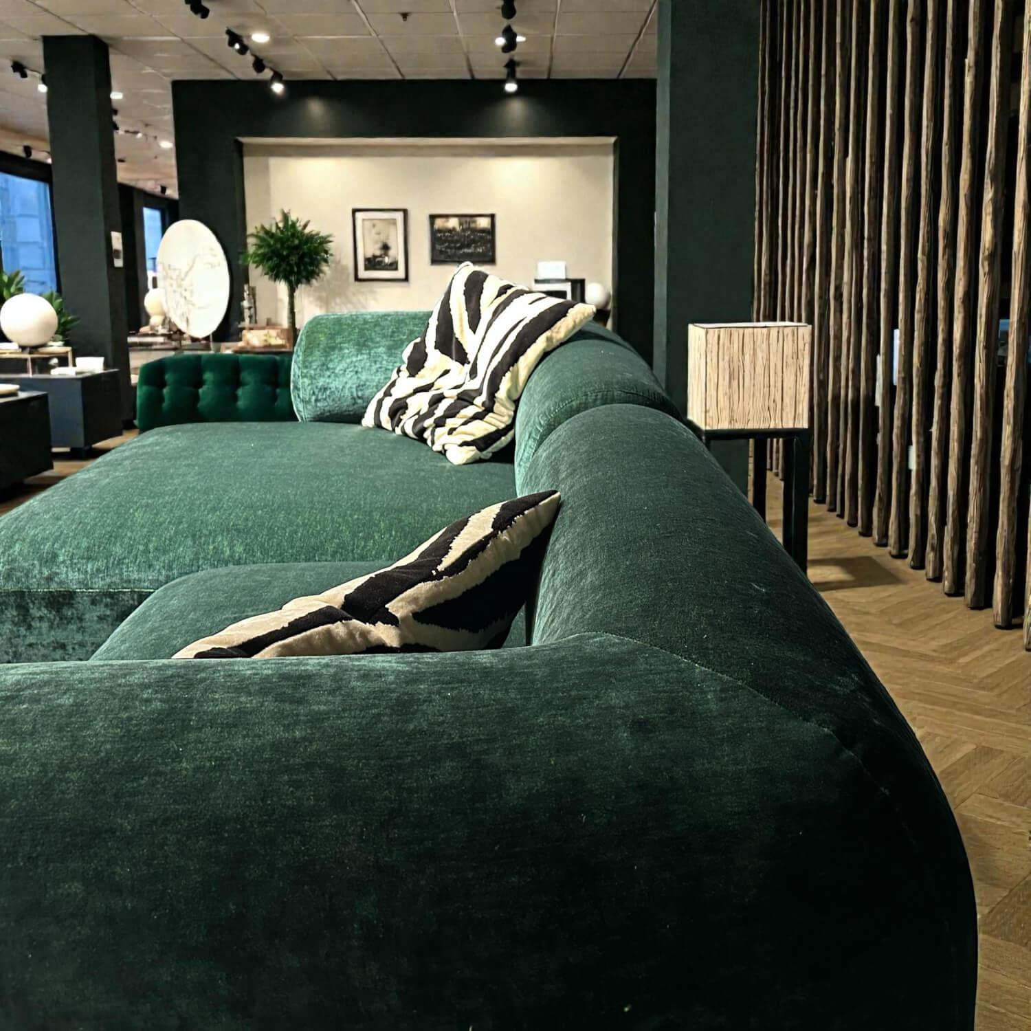 Bretz - Ecksofa Tharuun Stoff 67 7137 Velours Emerald Grün Füße Gleiter Schwarz Inklusive Kissen - 3