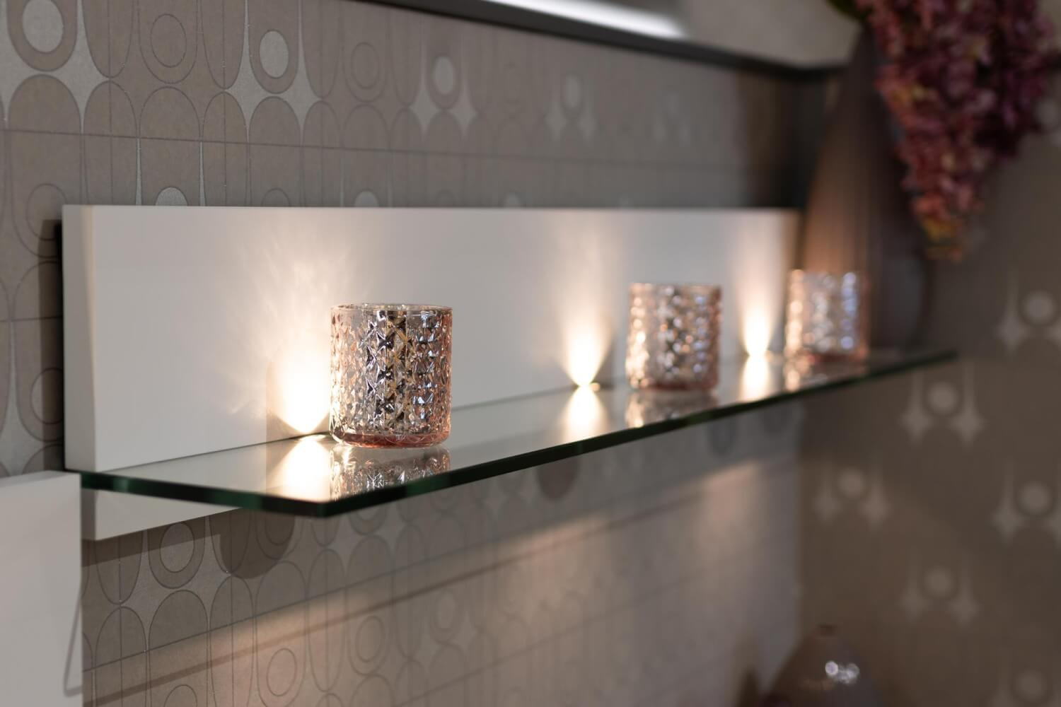 Hülsta - Kommode Fena Lack Pure White Weiß Mit Wandboard Glas Und Beleuchtung - 2