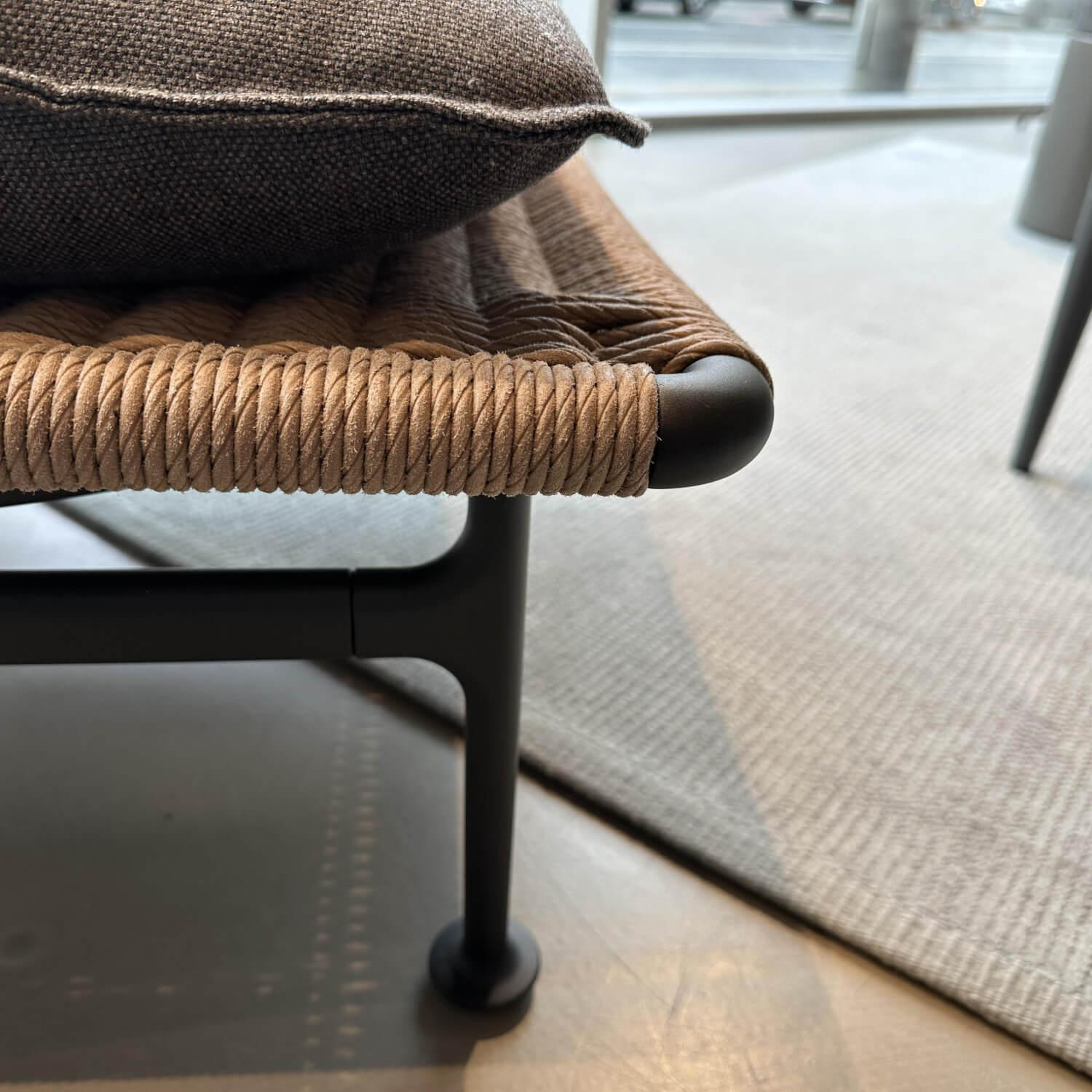 Gloster - Outdoor Loungesessel Zenith Geflecht Kunststoff Wheat Braun Gestell Aluminium Meteor Schwarz Pulverbeschichtet Mit Hocker - 2