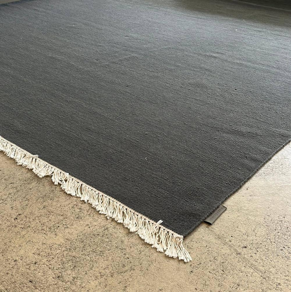 Kvadrat - Teppich Vintage Kelim Plain Schurwolle Mit Fransen Grau 200x300 - 2