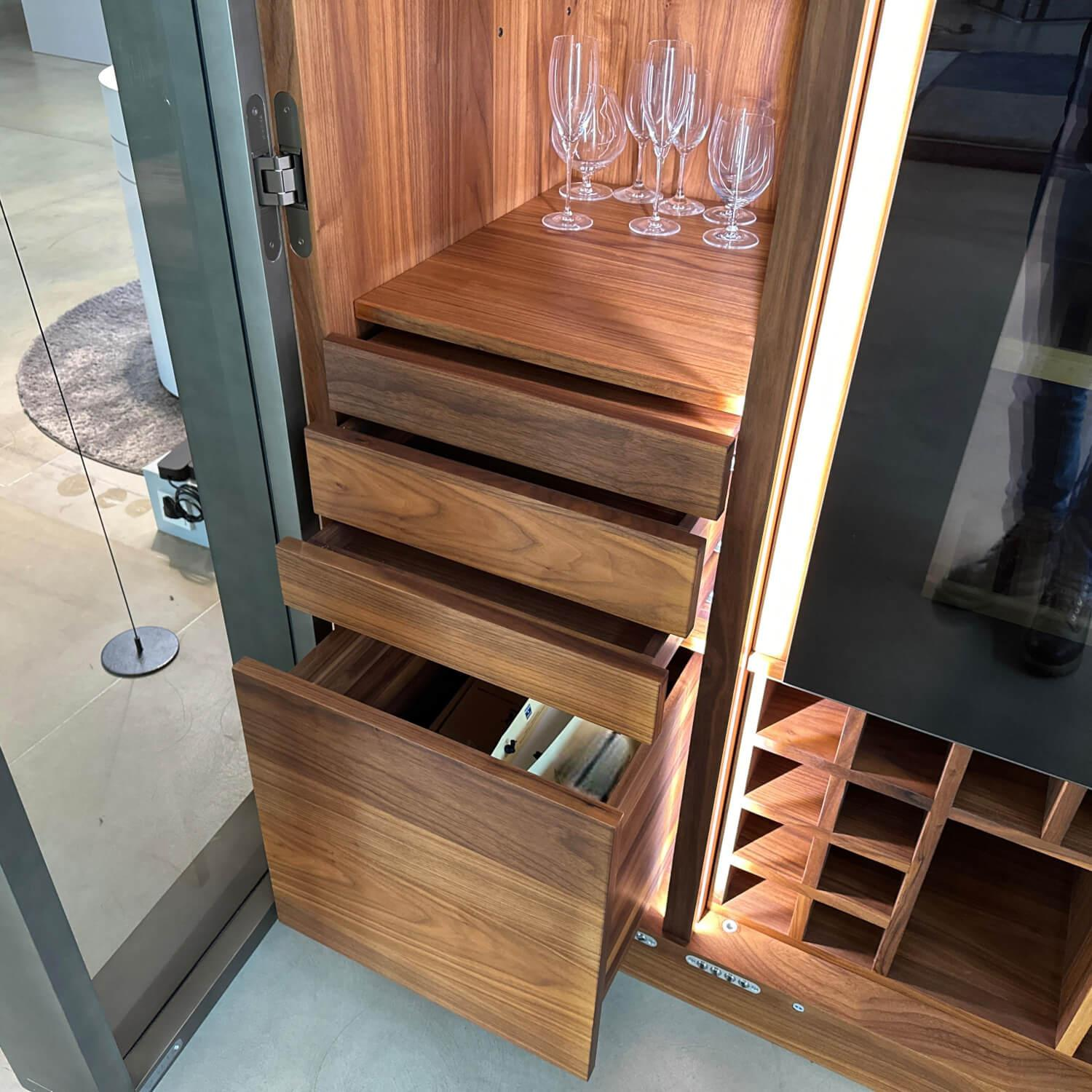 Riva1920 - Weinkofferschrank Cambusa Nussbaum Massiv Front Rauchglas Rahmen Eisen Mit LED Beleuchtung - 6