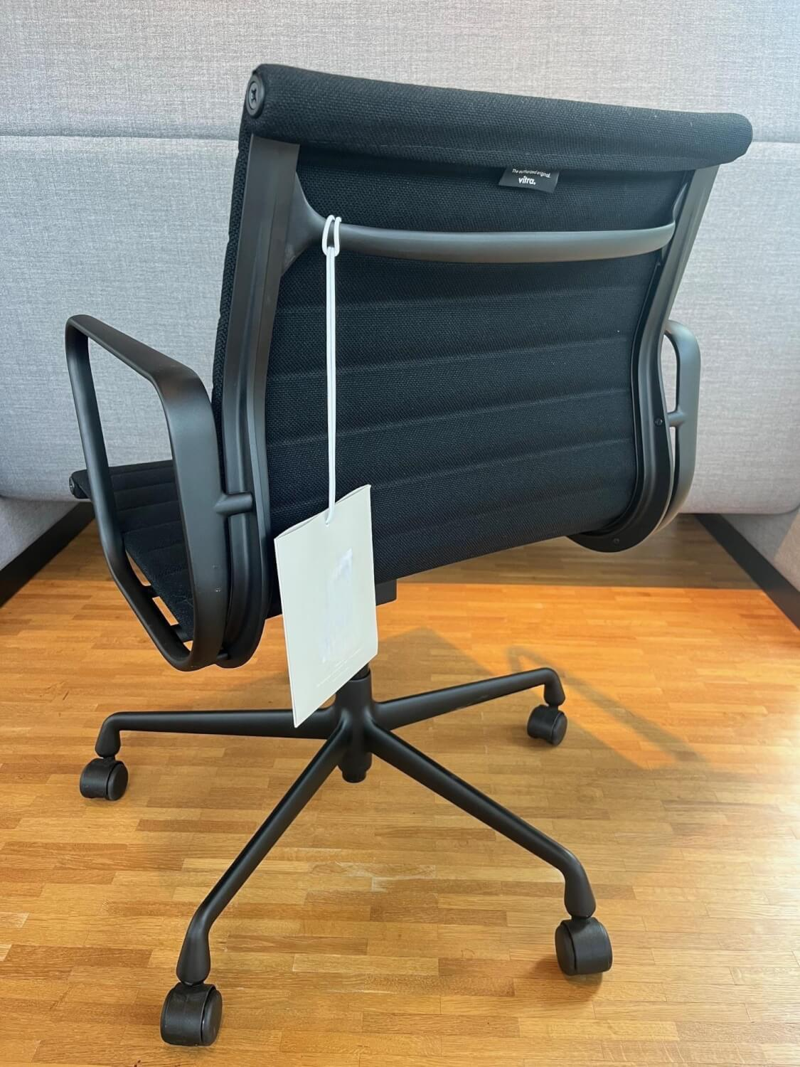 Vitra - Stuhl EA117 Stoff Hopsak Nero Schwarz Gestell Aluminium Schwarz Pulverbeschichtet Füße Rollen Schwarz - 5