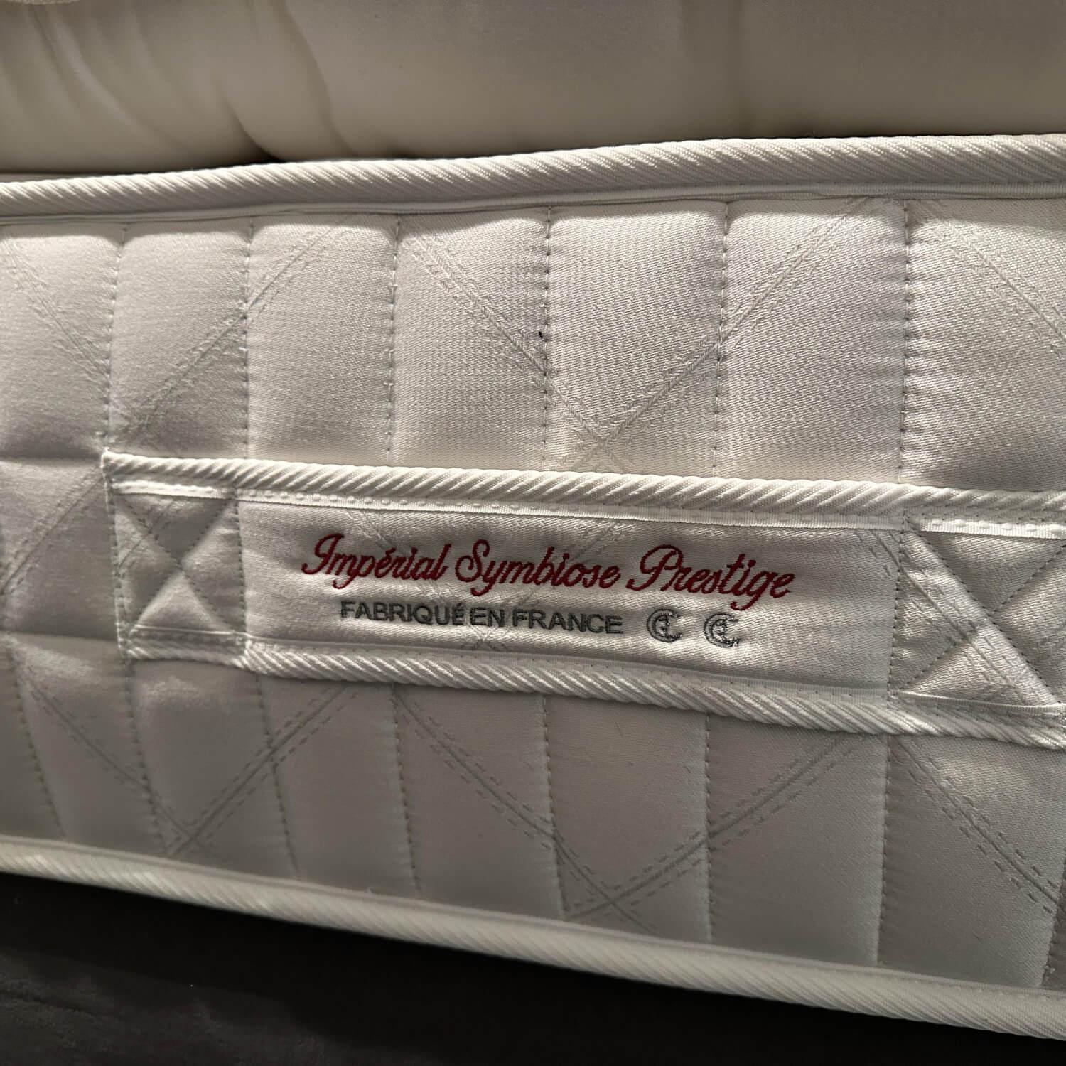 Treca Interiors - Bett Tournelle Stoff C Gasparde Grau Beige Füße Metall Schwarz Inklusive Matratzen Und Topper - 6