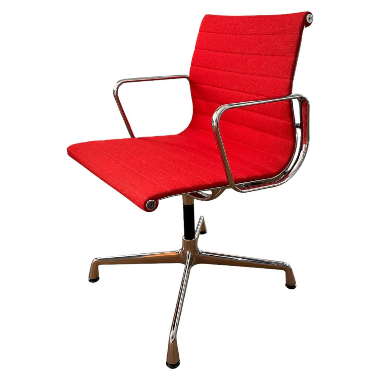 Vitra - Alu Chair EA 104 Mit Armlehnen Bezug Hopsak In Rot Poppyred 63 Drehgestell Verchromt - 1