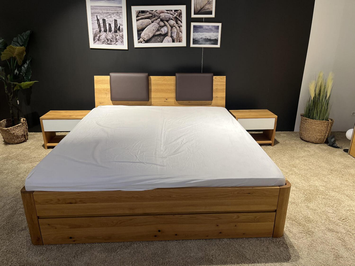 m&h - Doppelbett Modell C Wildeiche Massiv Stabverleimt Geölt Füße Rund Inklusive Nachtkommoden Ohne Matratzen - 3