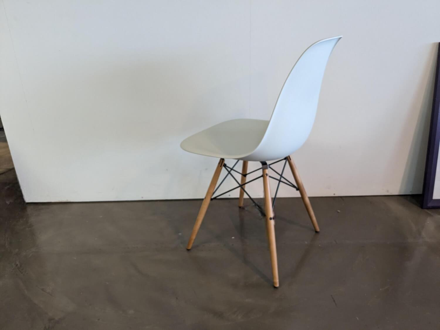 Vitra - Eames Plastic Sidechair DSW Sitzschale Kunststoff Weiß Gestell Ahorn Geölt - 5