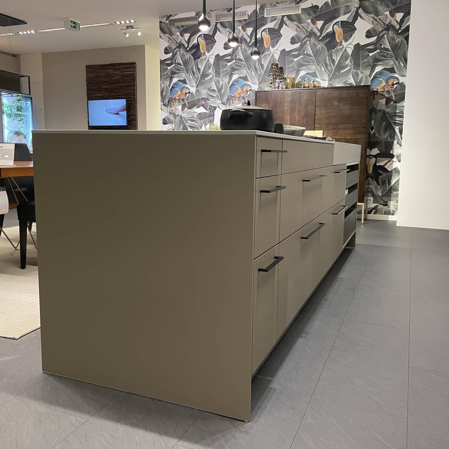 Siematic - Küche Urban SC 45 Front SimiLaque Muskat Samtmatt Beige Grau Absetzung Holzdekor Larix Terra Dunkelbraun Arbeitsplatte Keramik Betonoptik Grau Inklusive Elektrogeräte - 16